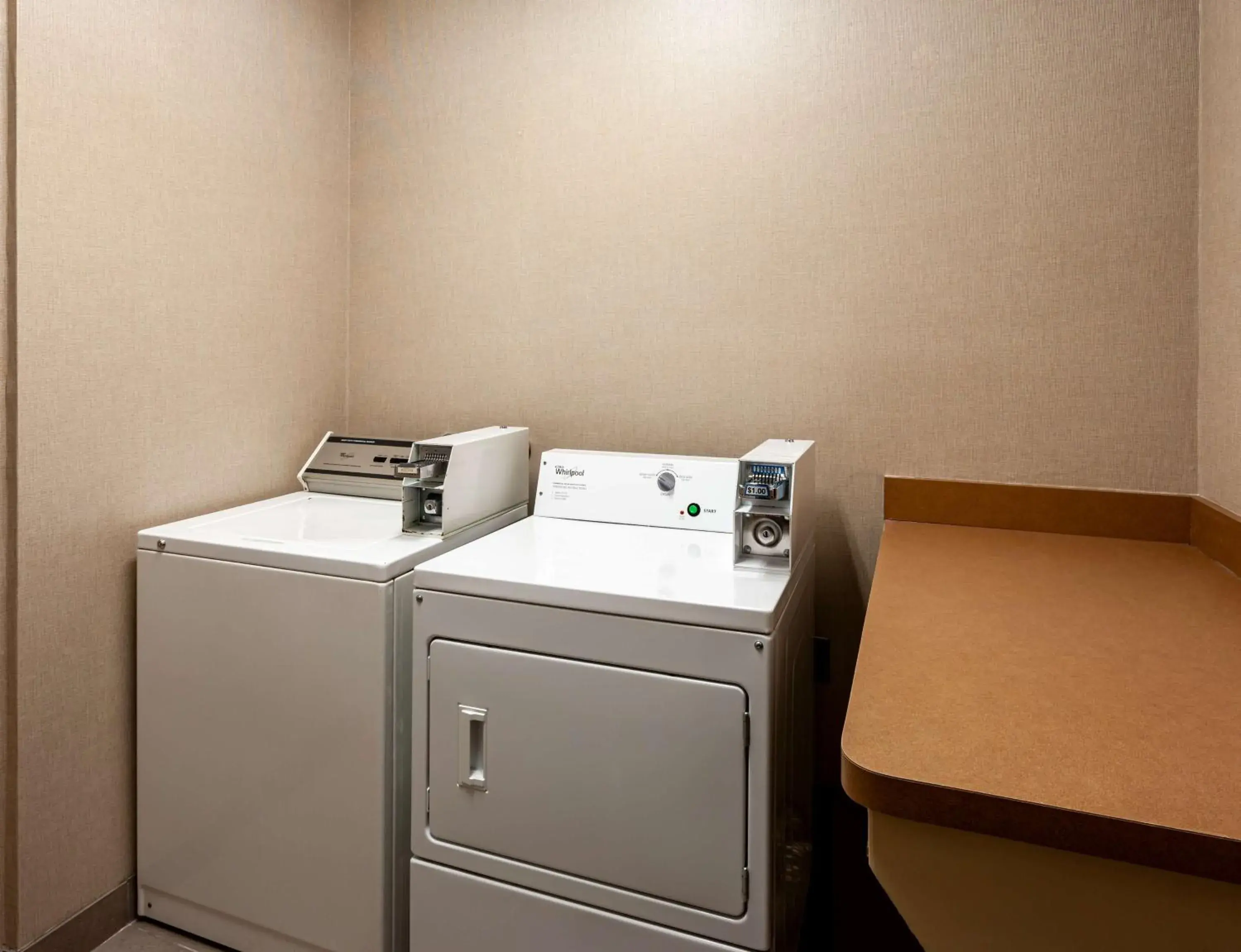 Property building, Bed in Hampton Inn & Suites Texarkana Property building, Bed in Hampton Inn & Suites Texarkana