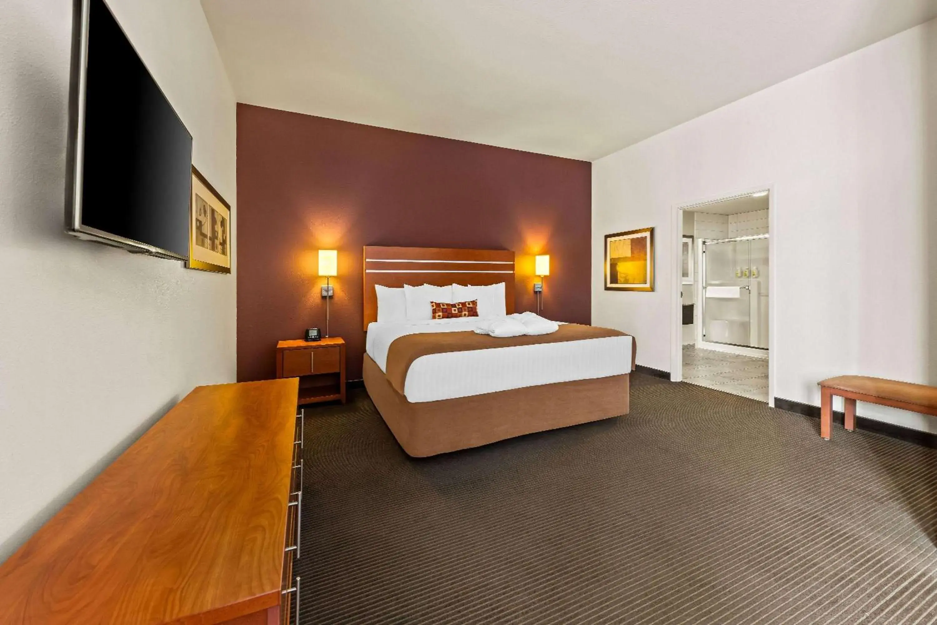 Photo of the whole room, Bed in Wingate by Wyndham Calgary South Photo of the whole room, Bed in Wingate by Wyndham Calgary South