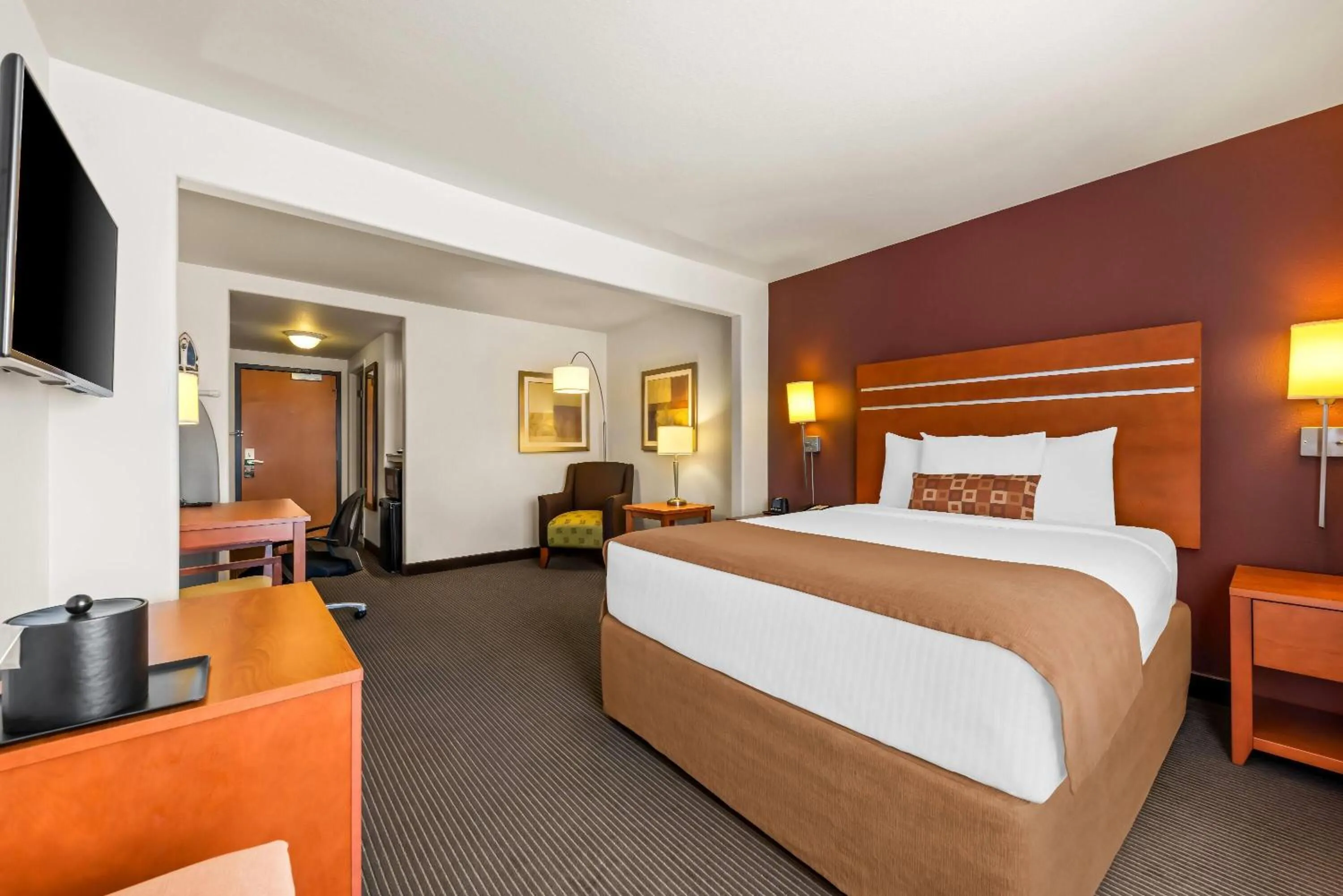 Photo of the whole room, Bed in Wingate by Wyndham Calgary South