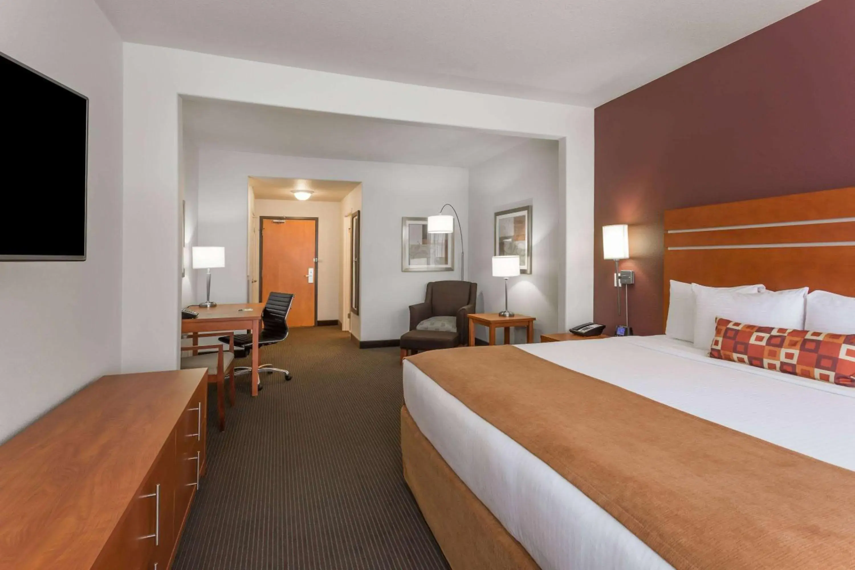 Photo of the whole room, Bed in Wingate by Wyndham Calgary South Photo of the whole room, Bed in Wingate by Wyndham Calgary South