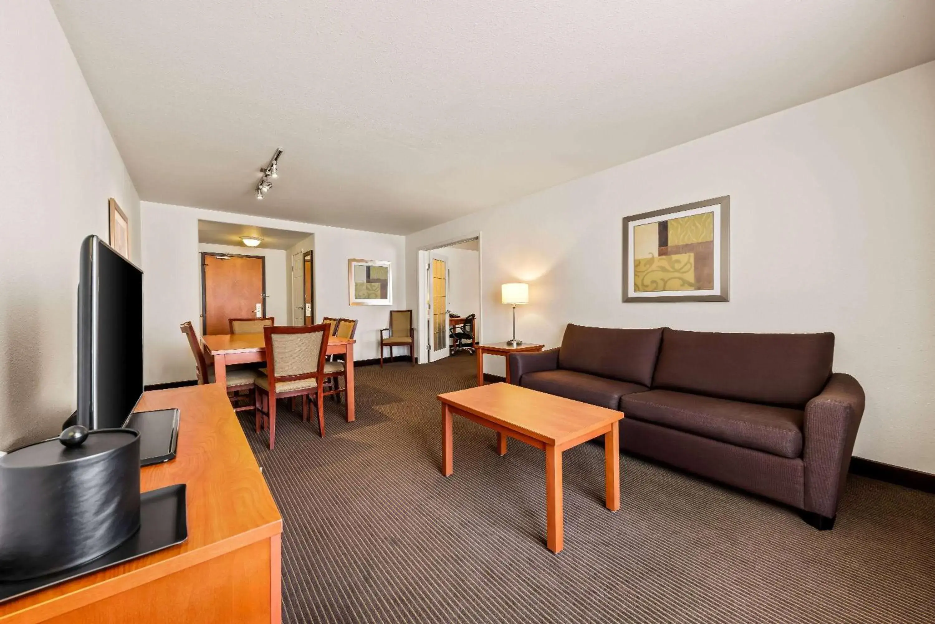 Living room in Wingate by Wyndham Calgary South Living room in Wingate by Wyndham Calgary South