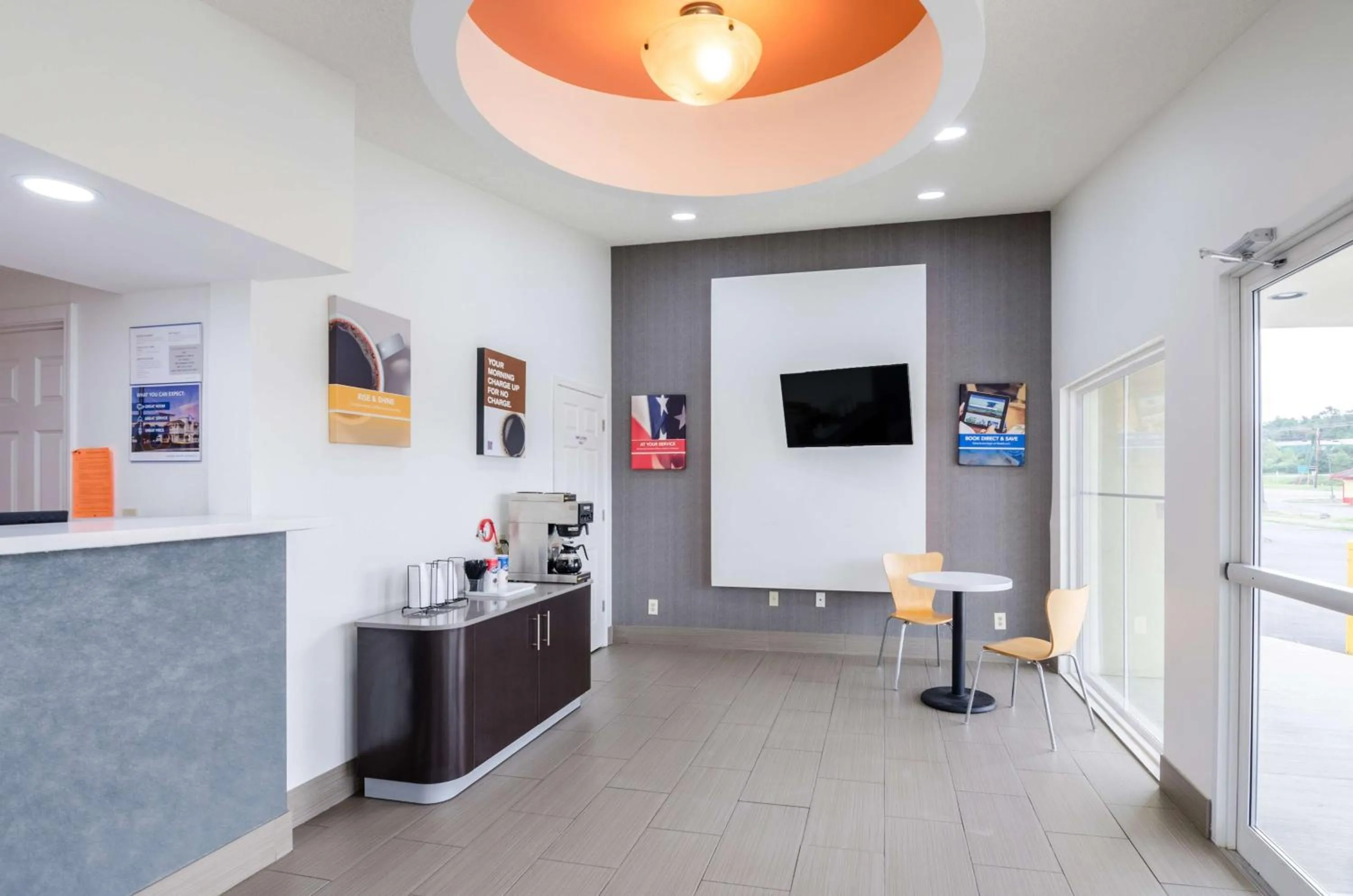 Communal lounge/ TV room in Motel 6-Troutville, VA