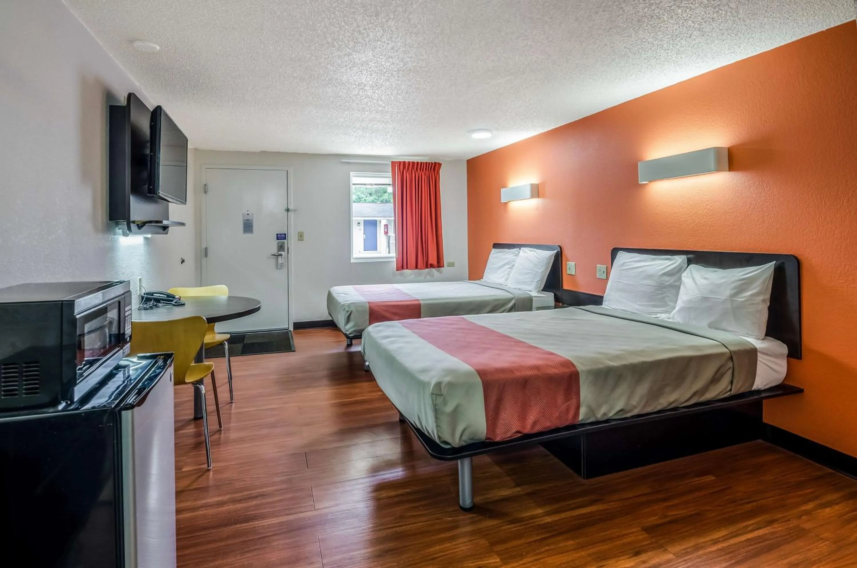 TV and multimedia, Bed in Motel 6-Troutville, VA