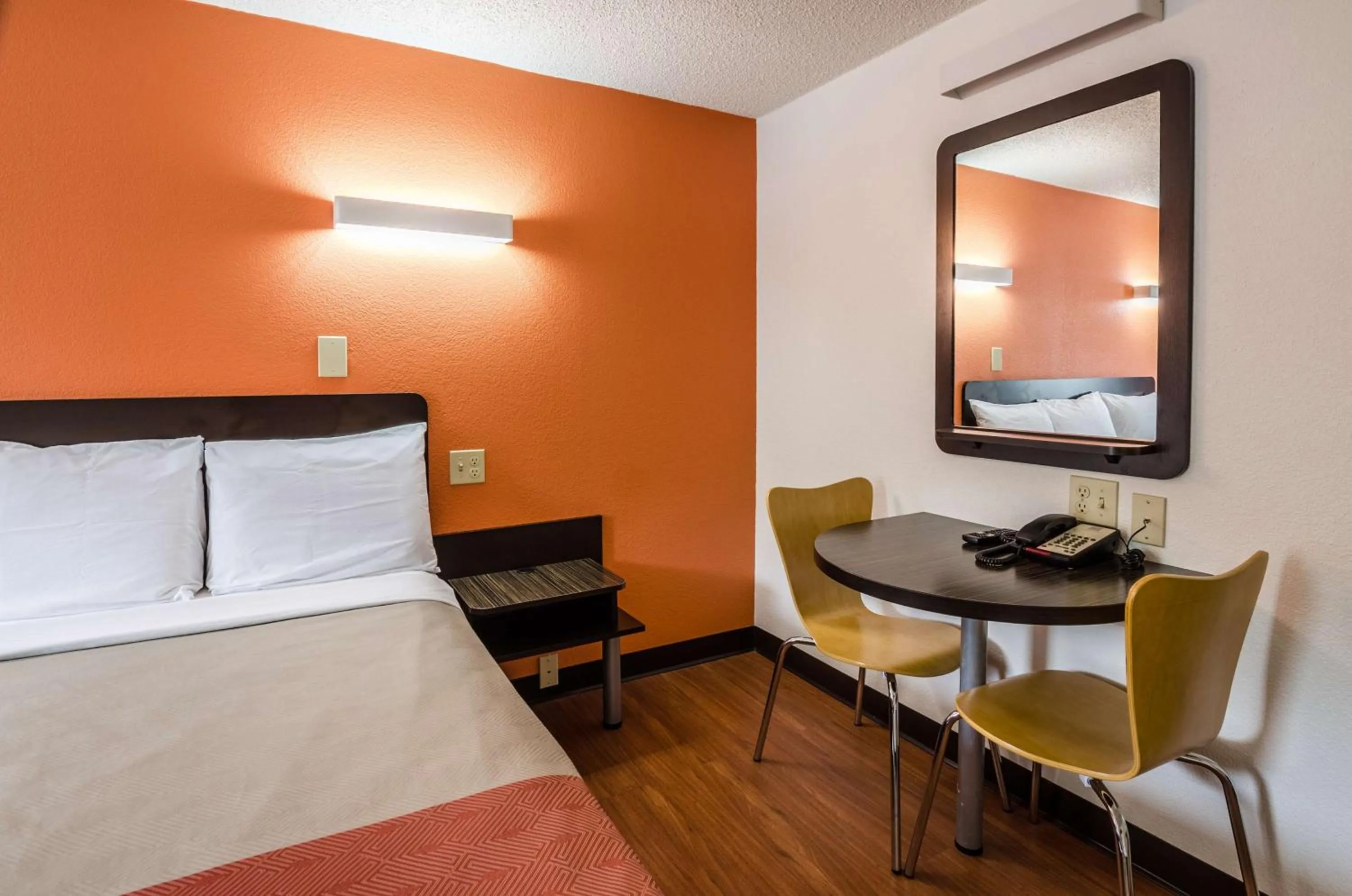 Photo of the whole room, Bed in Motel 6-Troutville, VA