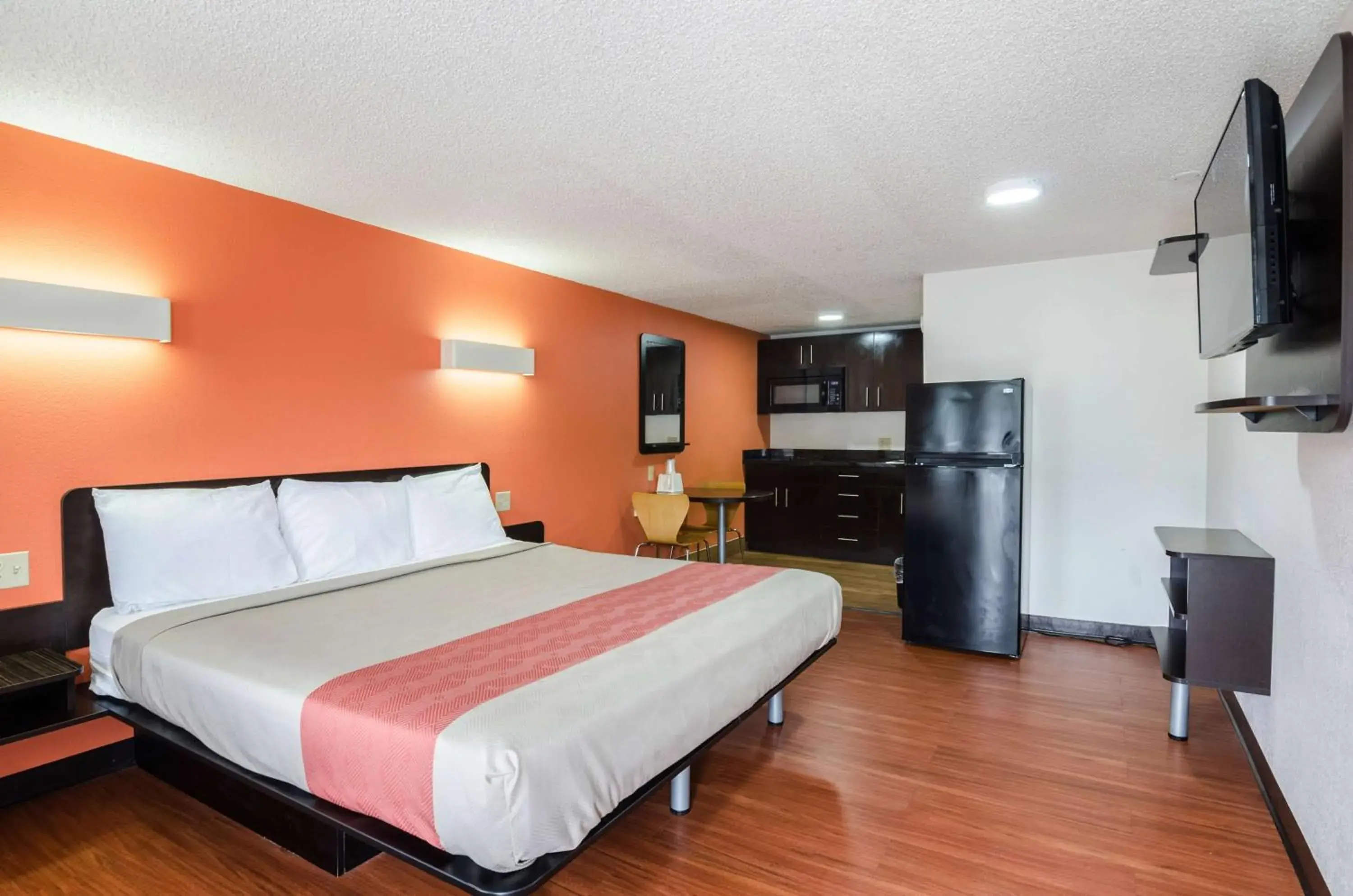 Deluxe King Room - Non-Smoking in Motel 6-Troutville, VA Deluxe King Room - Non-Smoking in Motel 6-Troutville, VA