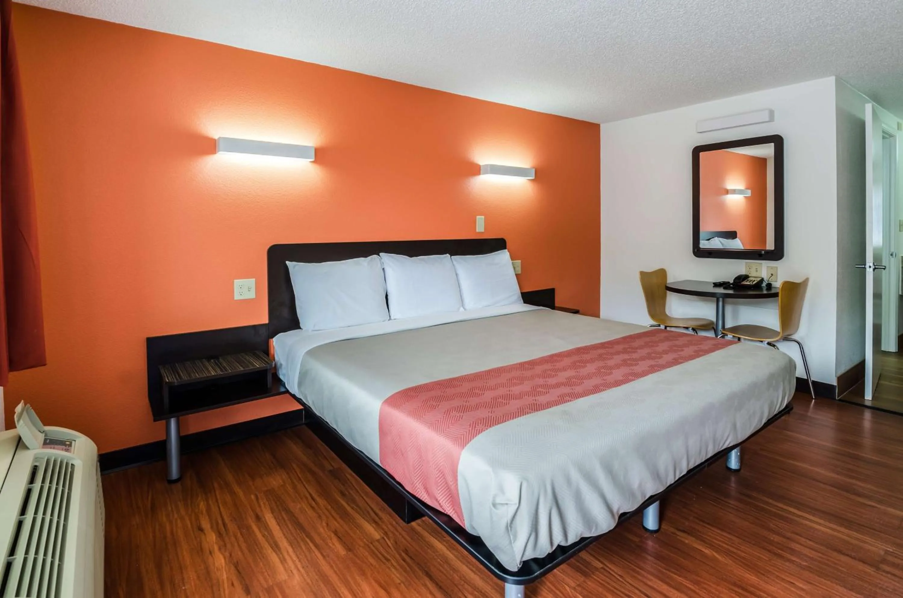 Photo of the whole room, Bed in Motel 6-Troutville, VA