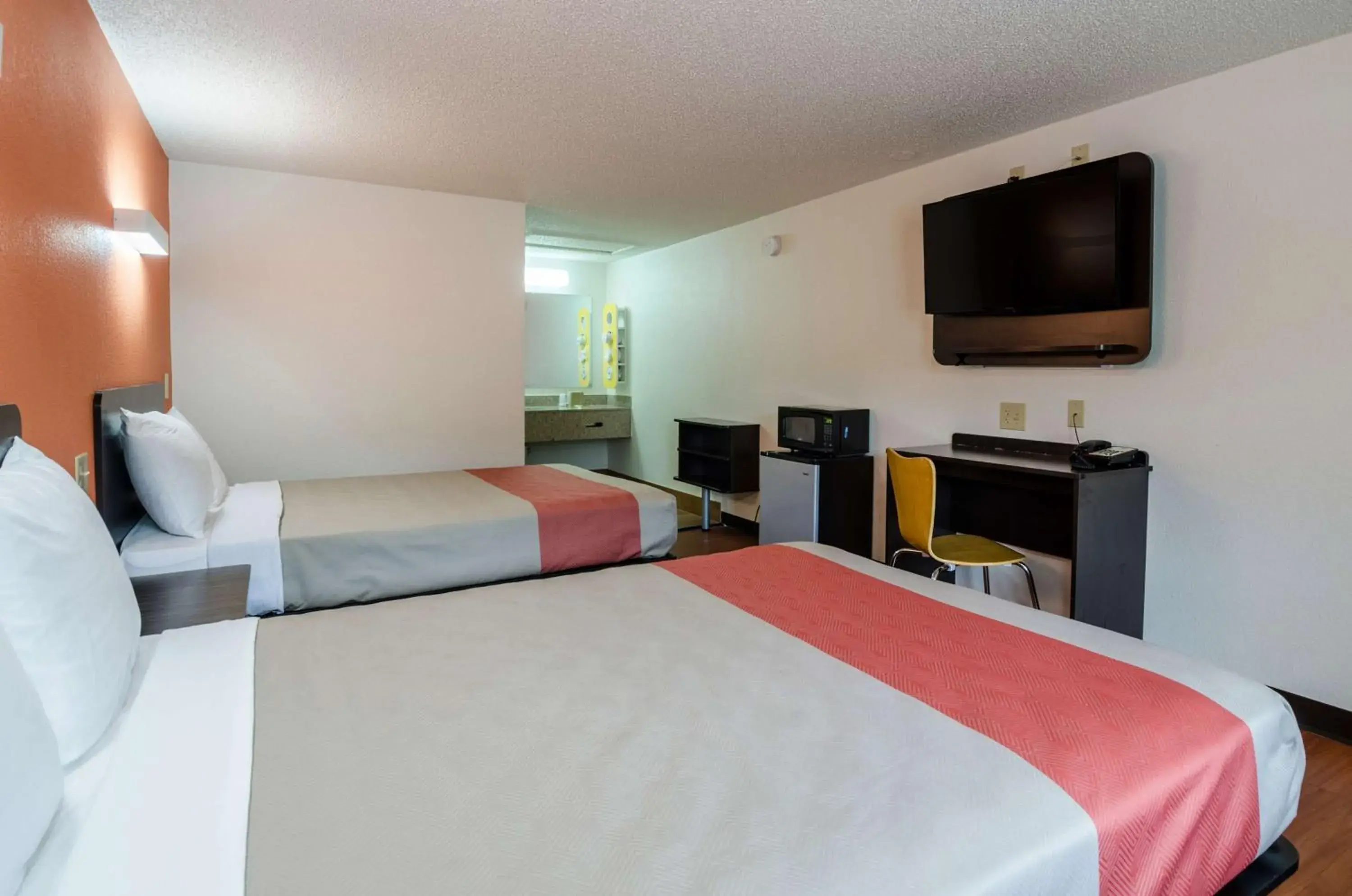 TV and multimedia, Bed in Motel 6-Troutville, VA TV and multimedia, Bed in Motel 6-Troutville, VA