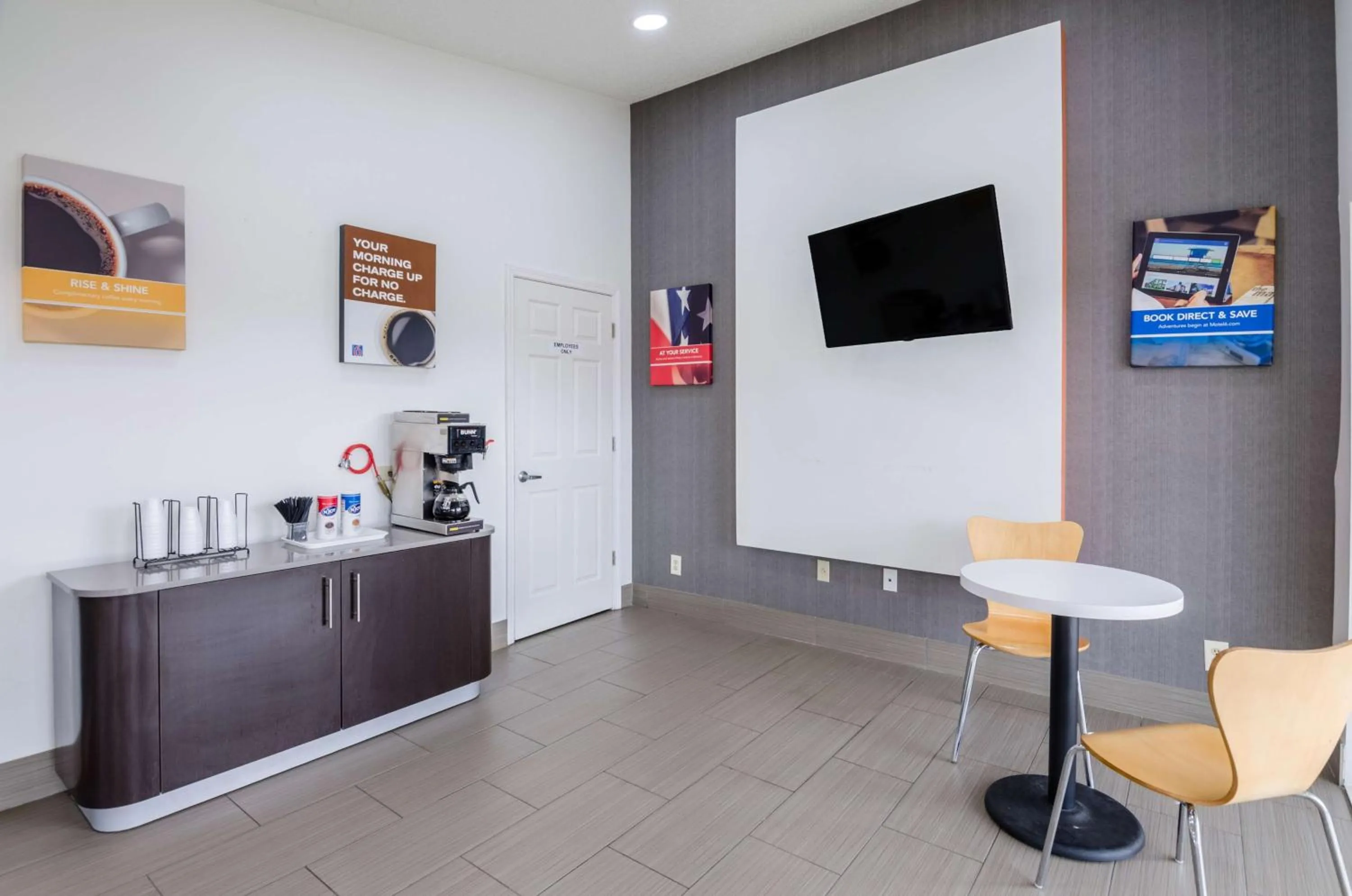 Communal lounge/ TV room in Motel 6-Troutville, VA