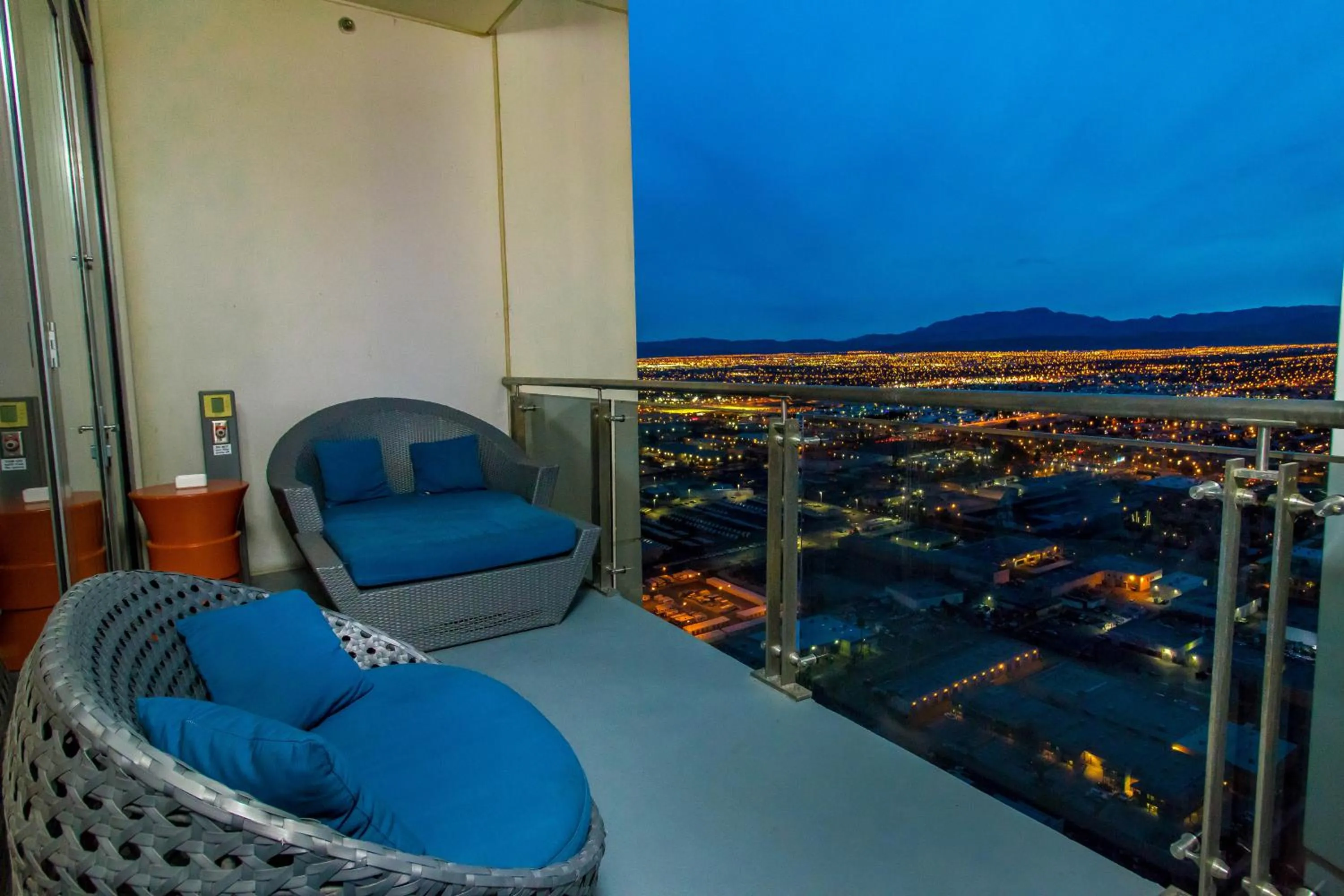 Romance Phenthouse at Palms Place