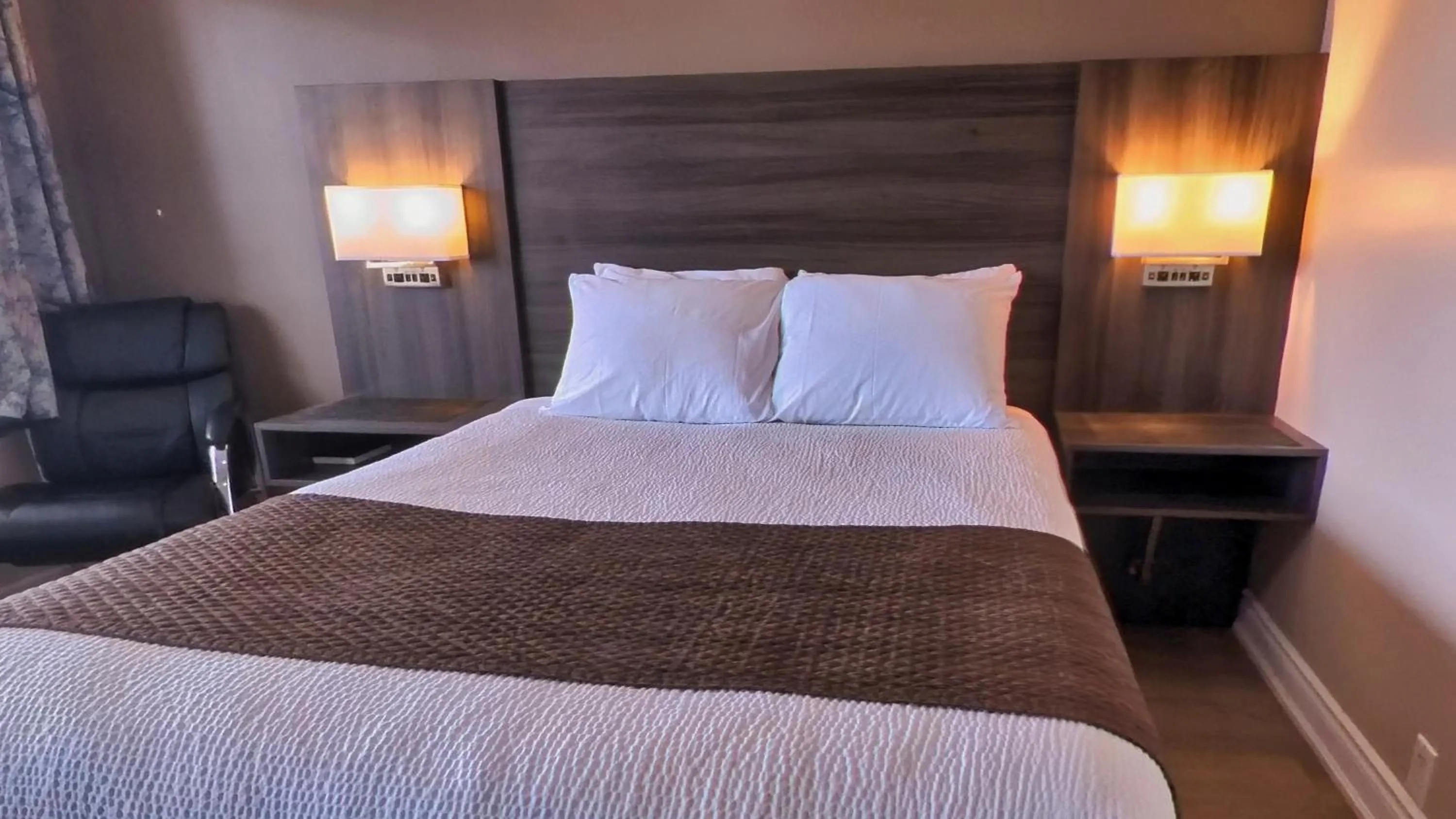 Bed in Maple Leaf Inn & Suites