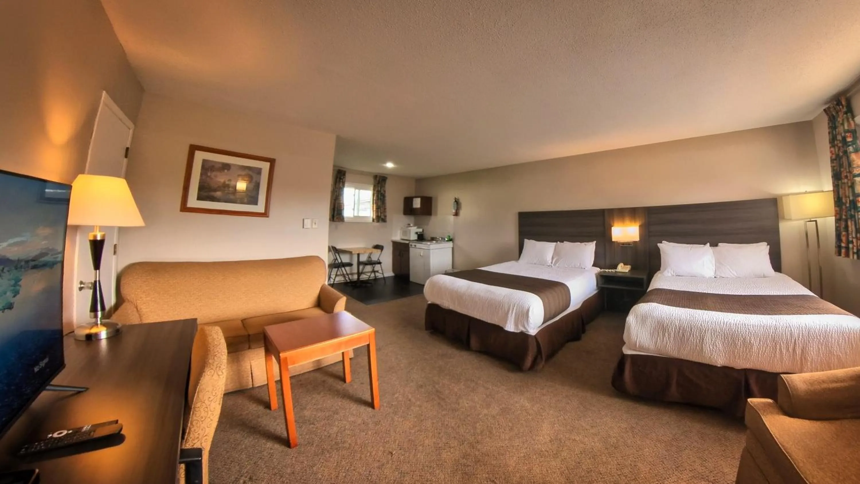 Bed in Maple Leaf Inn & Suites