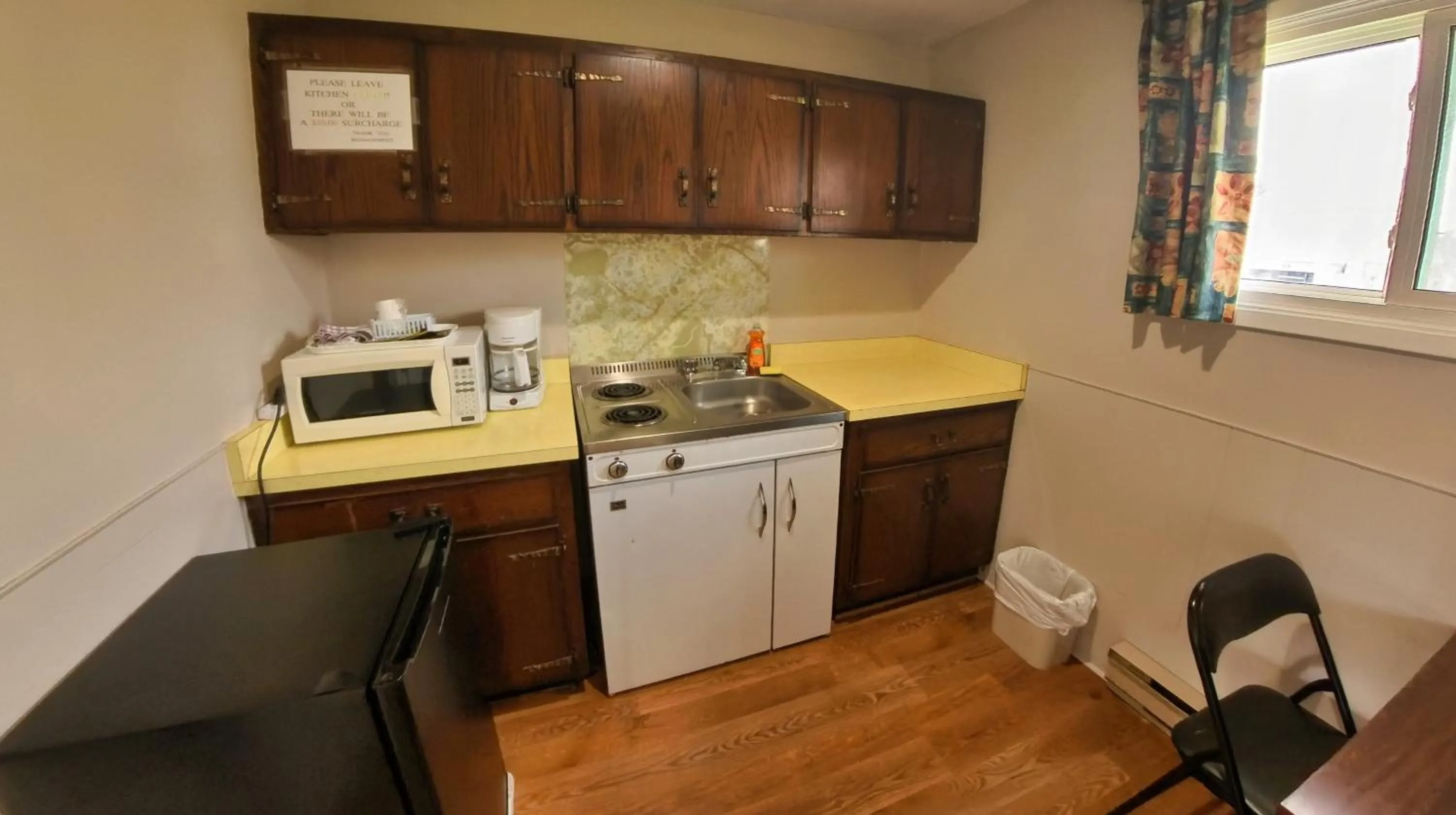 Maple Leaf Inn & Suites