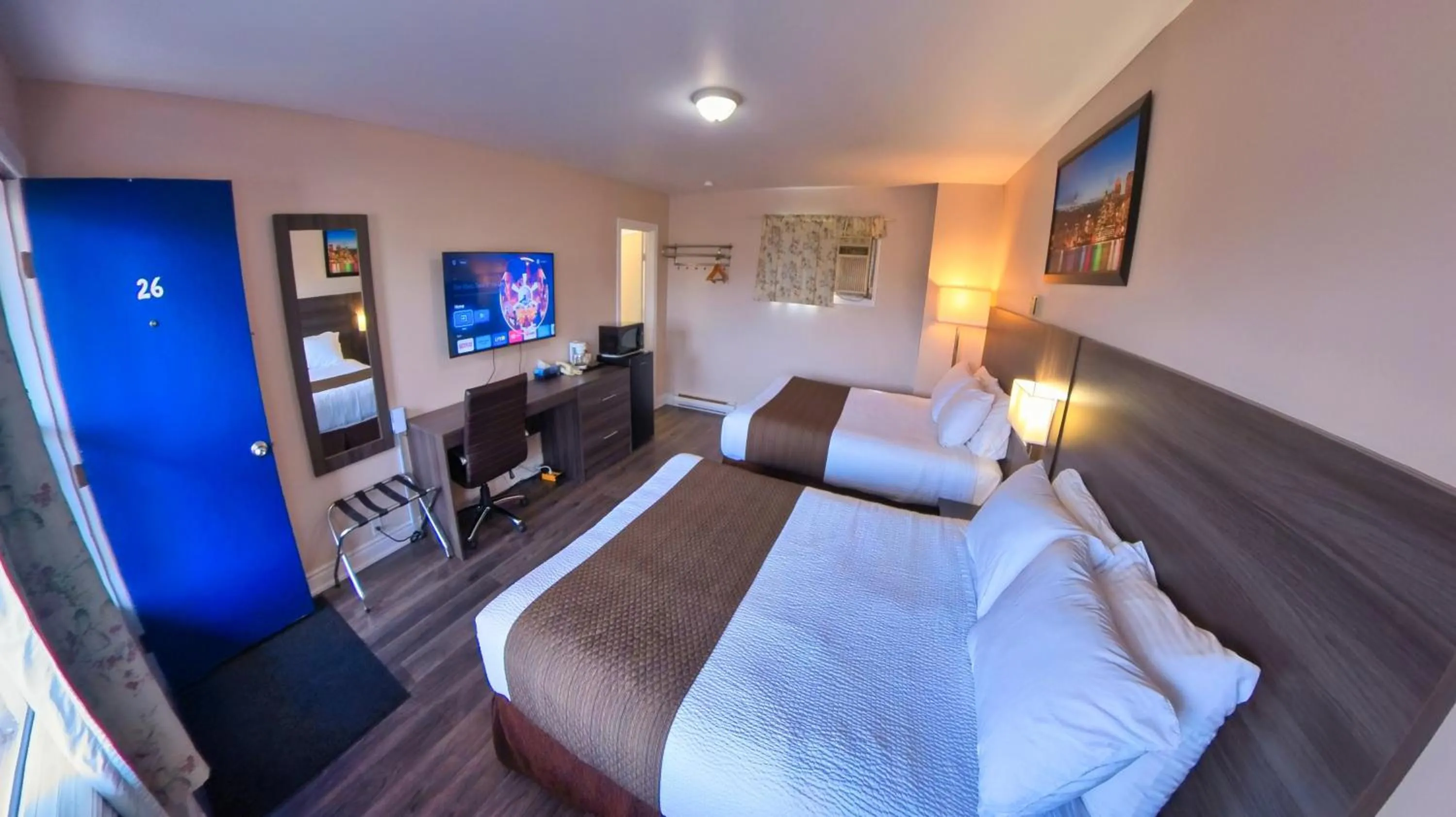 Bed in Maple Leaf Inn & Suites