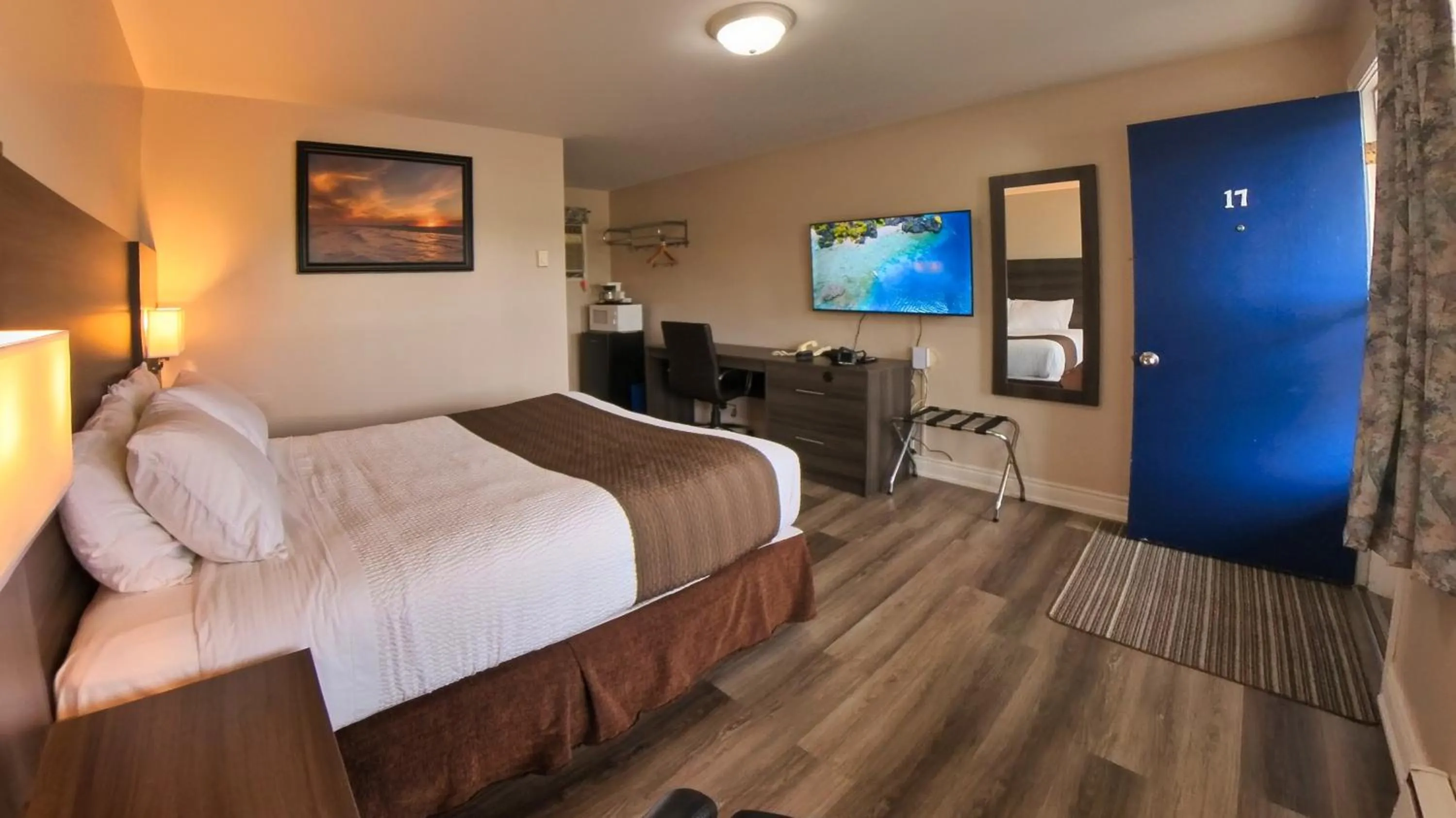 Bed in Maple Leaf Inn & Suites