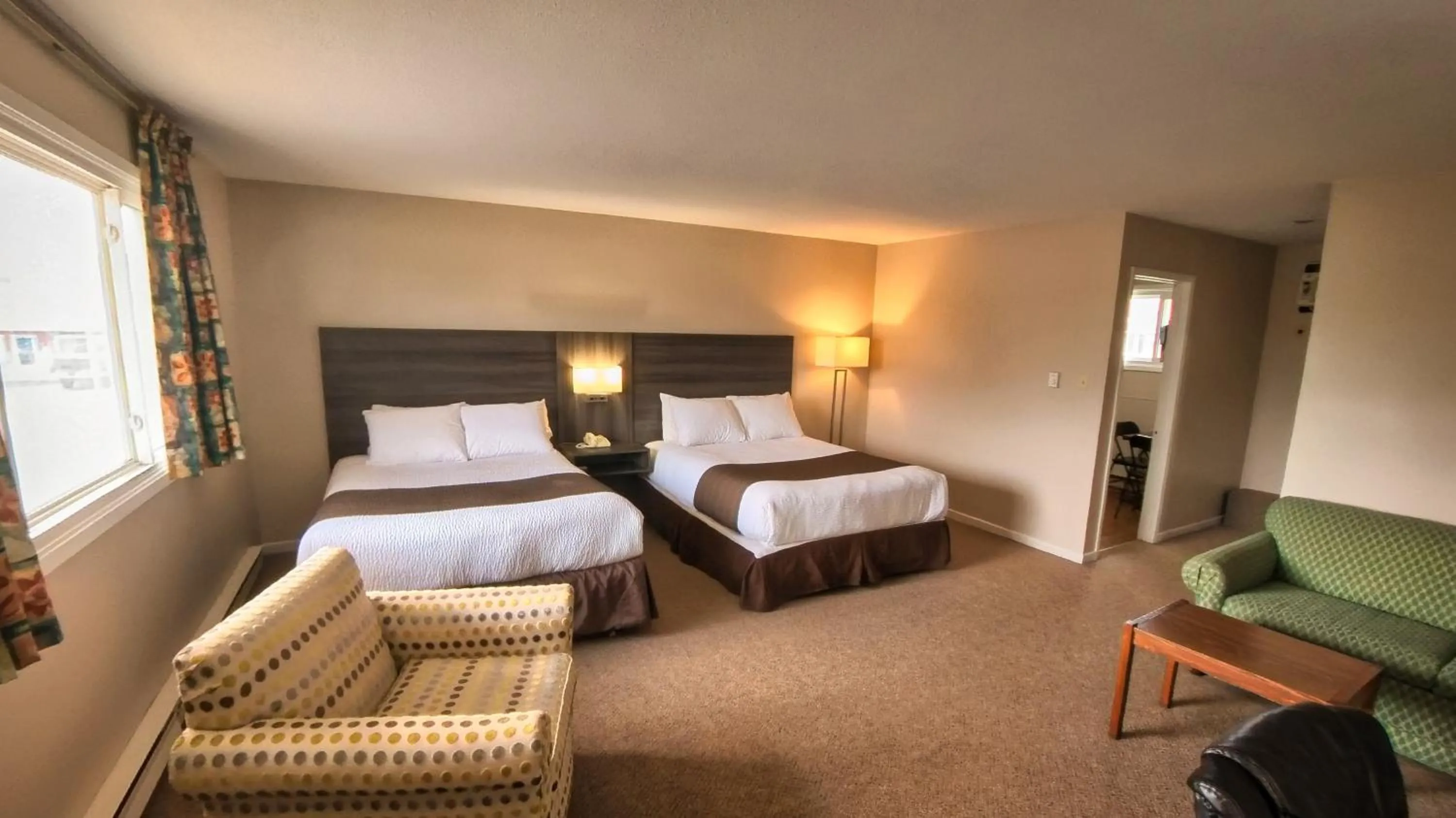 Bed in Maple Leaf Inn & Suites