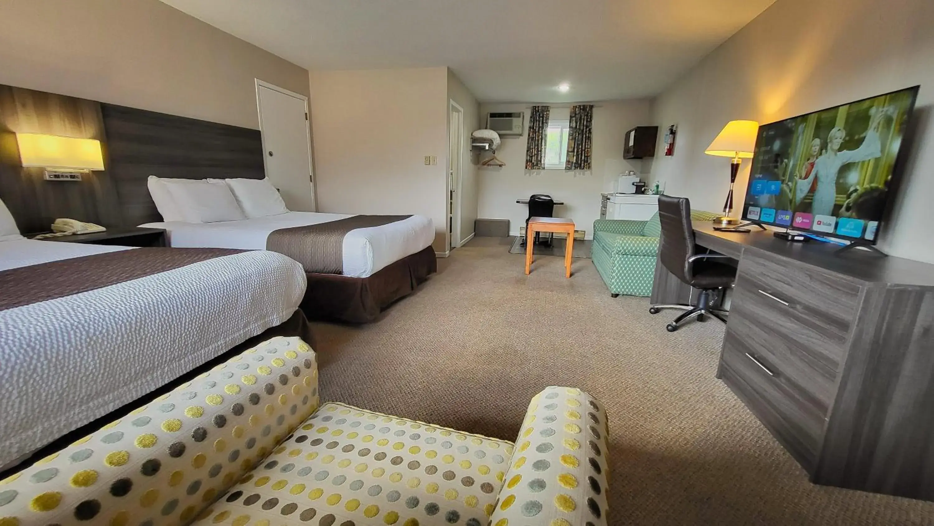 Family Suite with Two Queen Beds and 1 Sofa Bed and Kitchen in Maple Leaf Inn & Suites Family Suite with Two Queen Beds and 1 Sofa Bed and Kitchen in Maple Leaf Inn & Suites