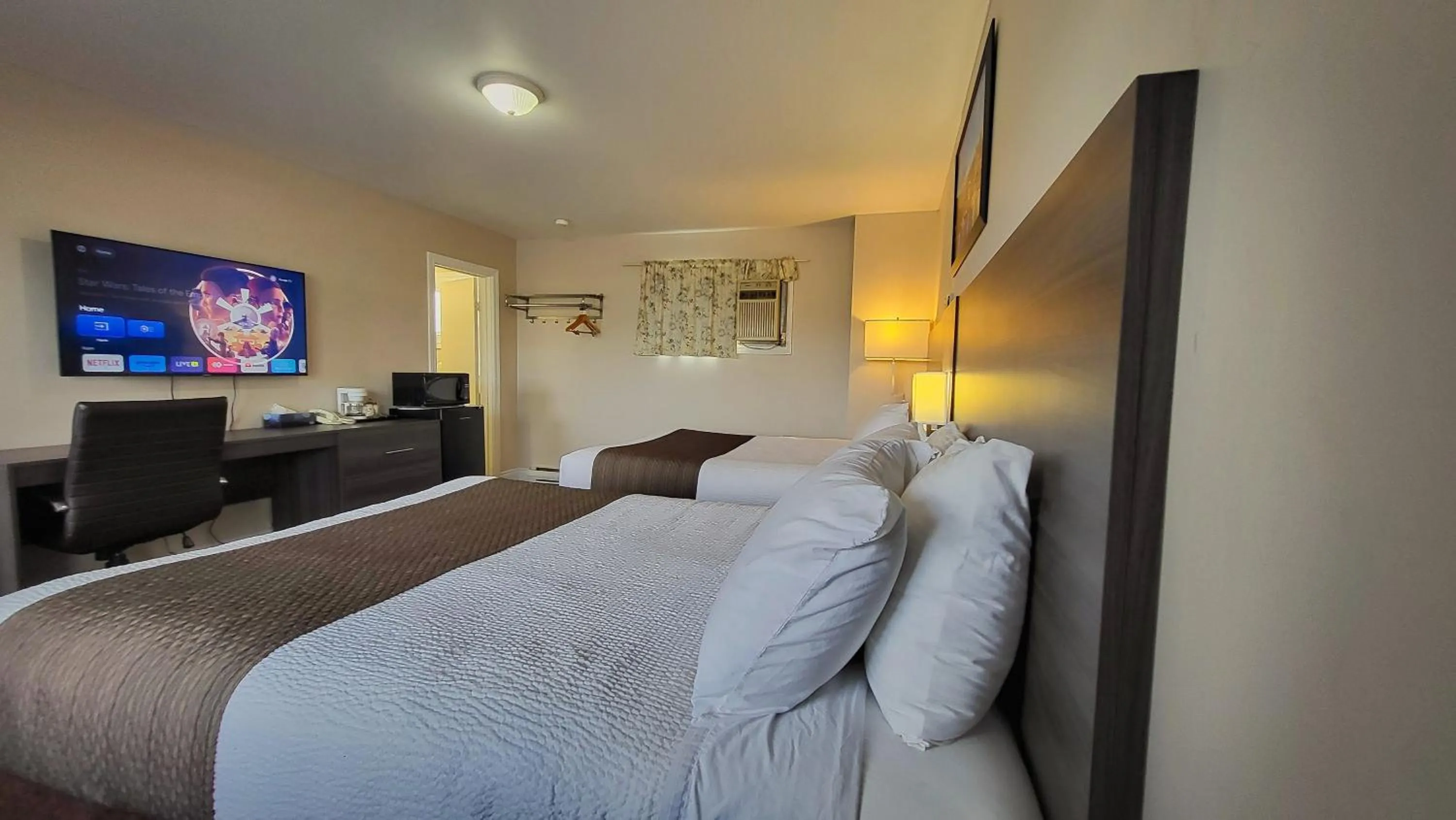 Bed in Maple Leaf Inn & Suites