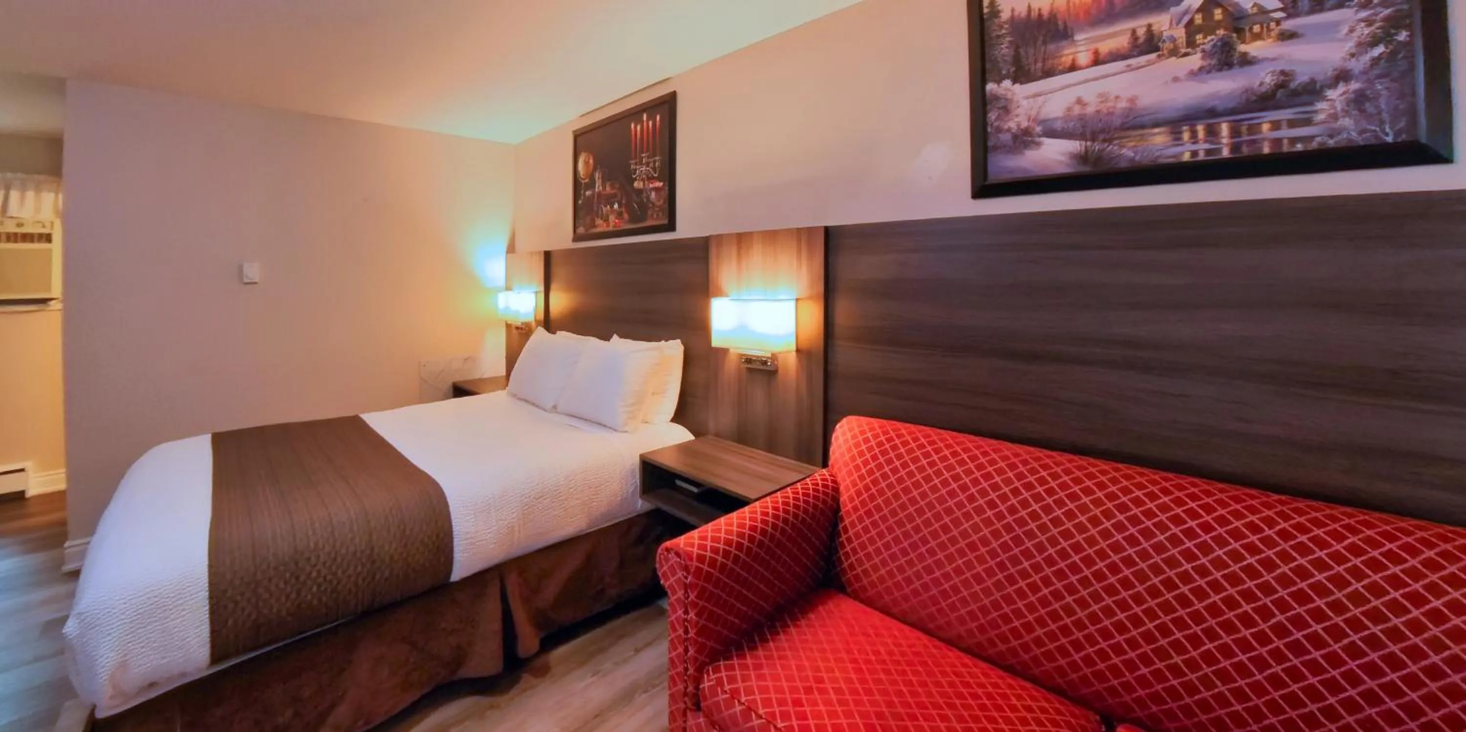 Bed in Maple Leaf Inn & Suites