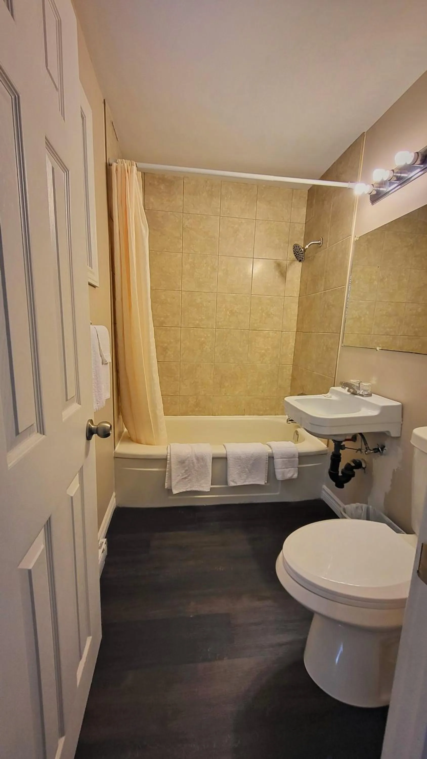 Maple Leaf Inn & Suites