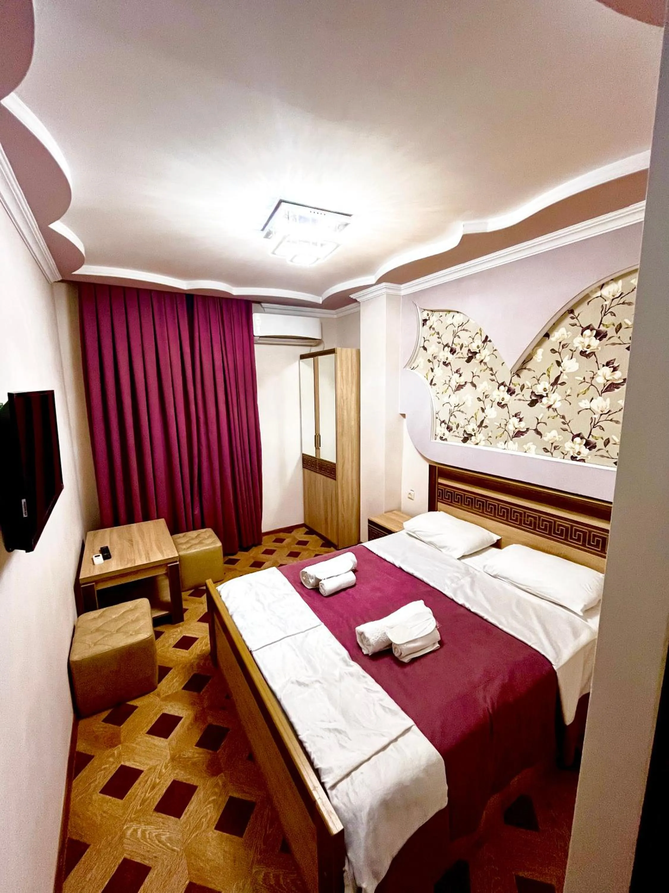 Shower, Bed in Georgian Palace Hotel