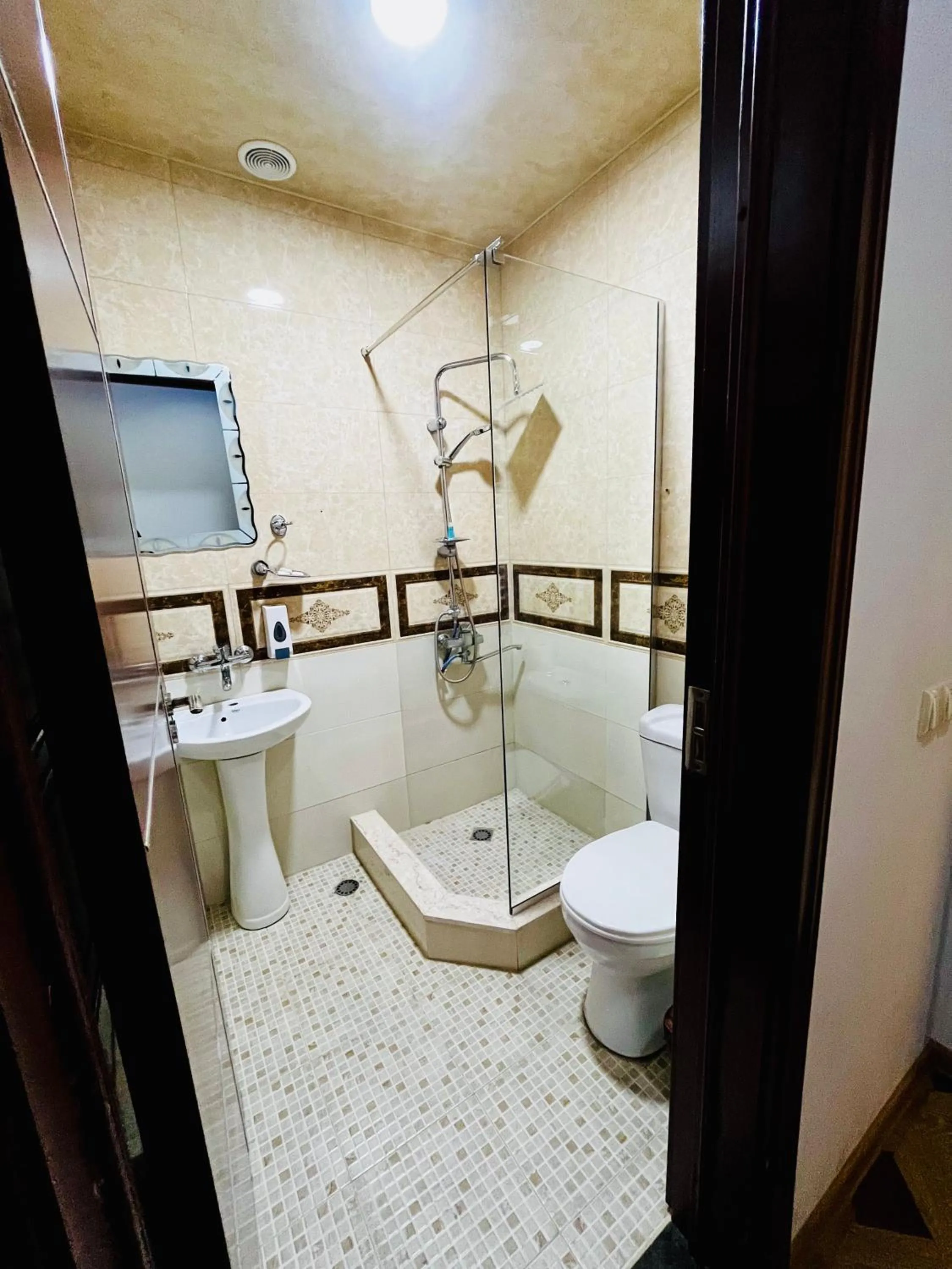 Shower in Georgian Palace Hotel