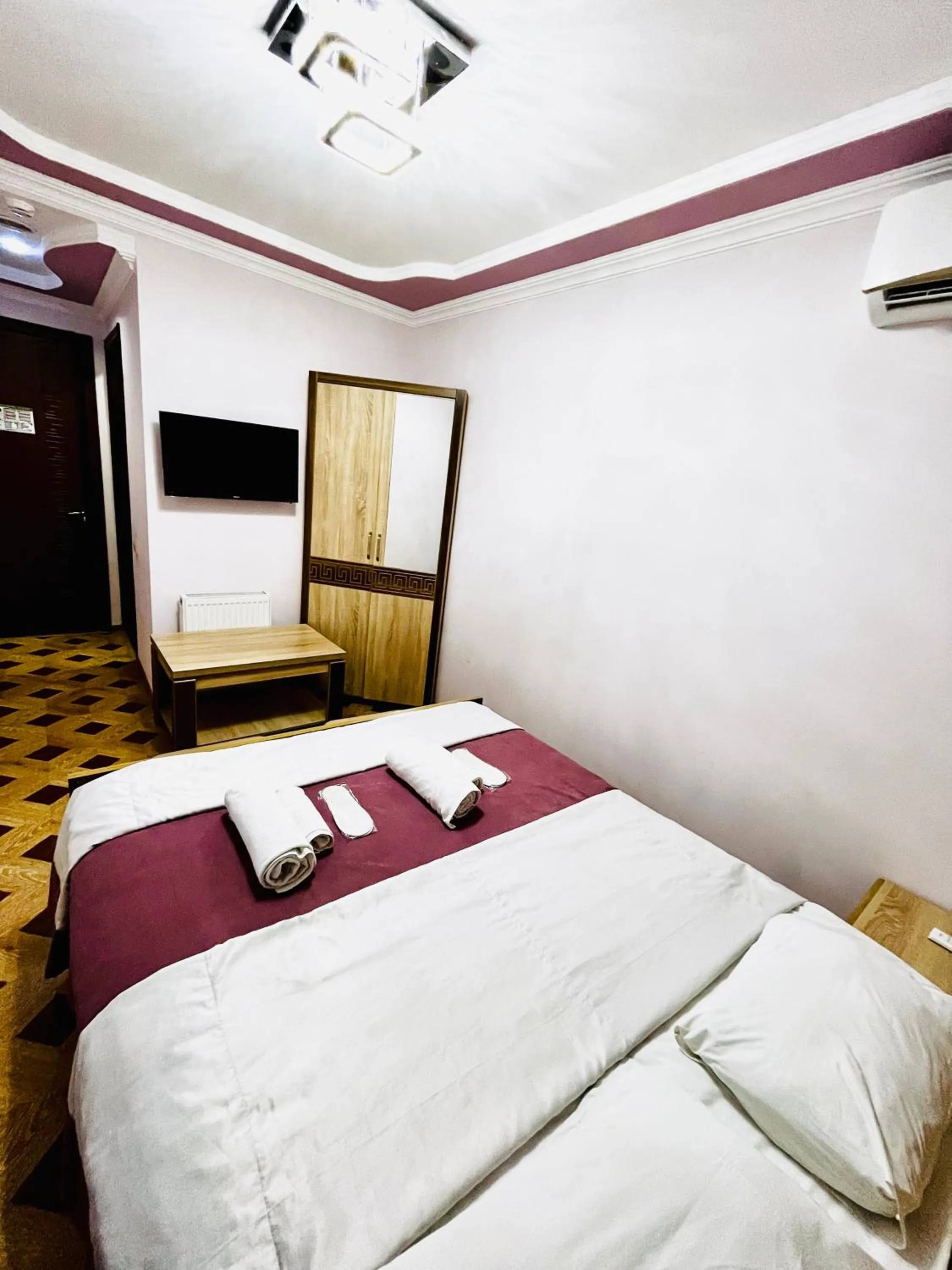 Shower, Bed in Georgian Palace Hotel