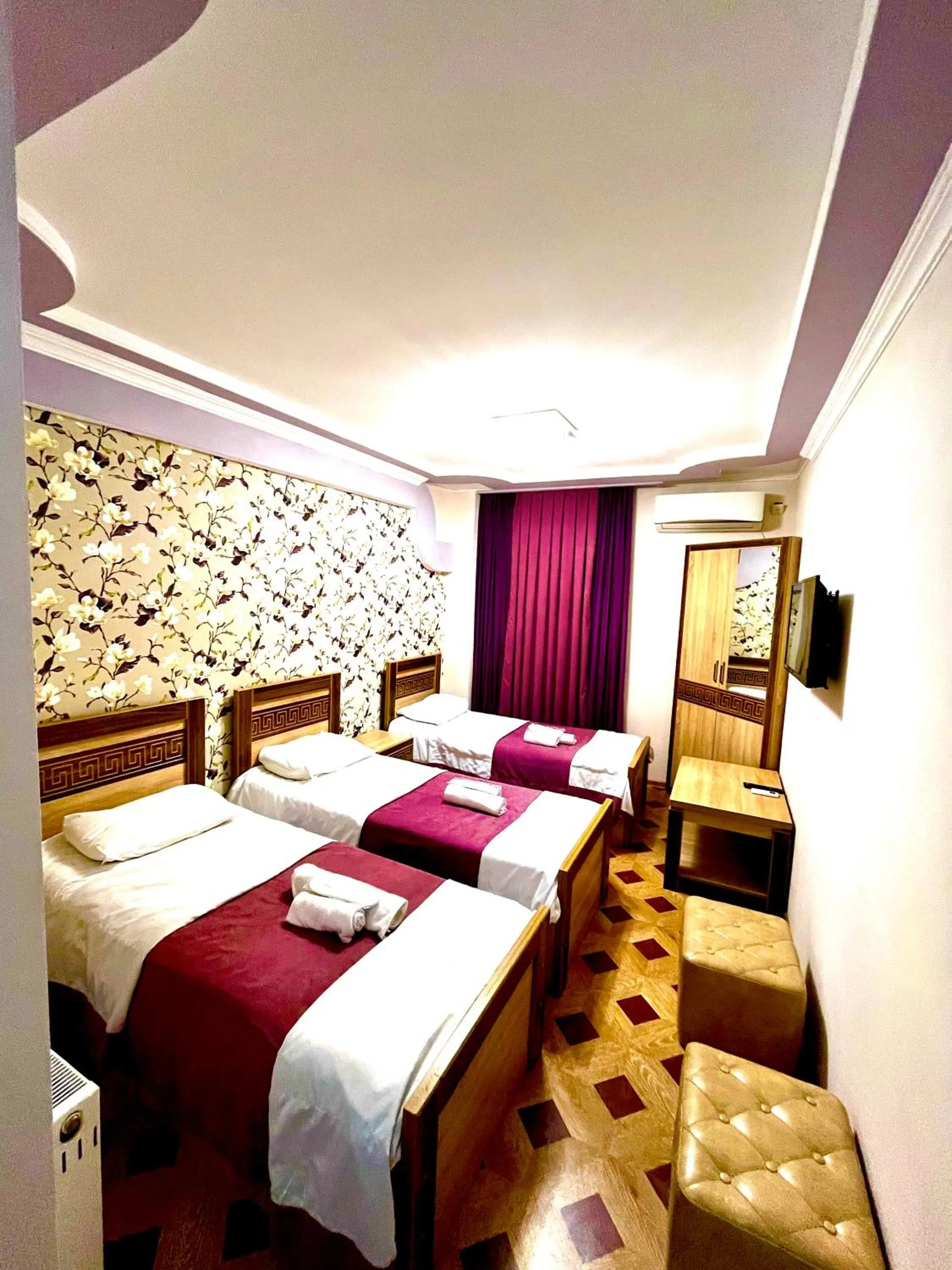 Shower, Bed in Georgian Palace Hotel