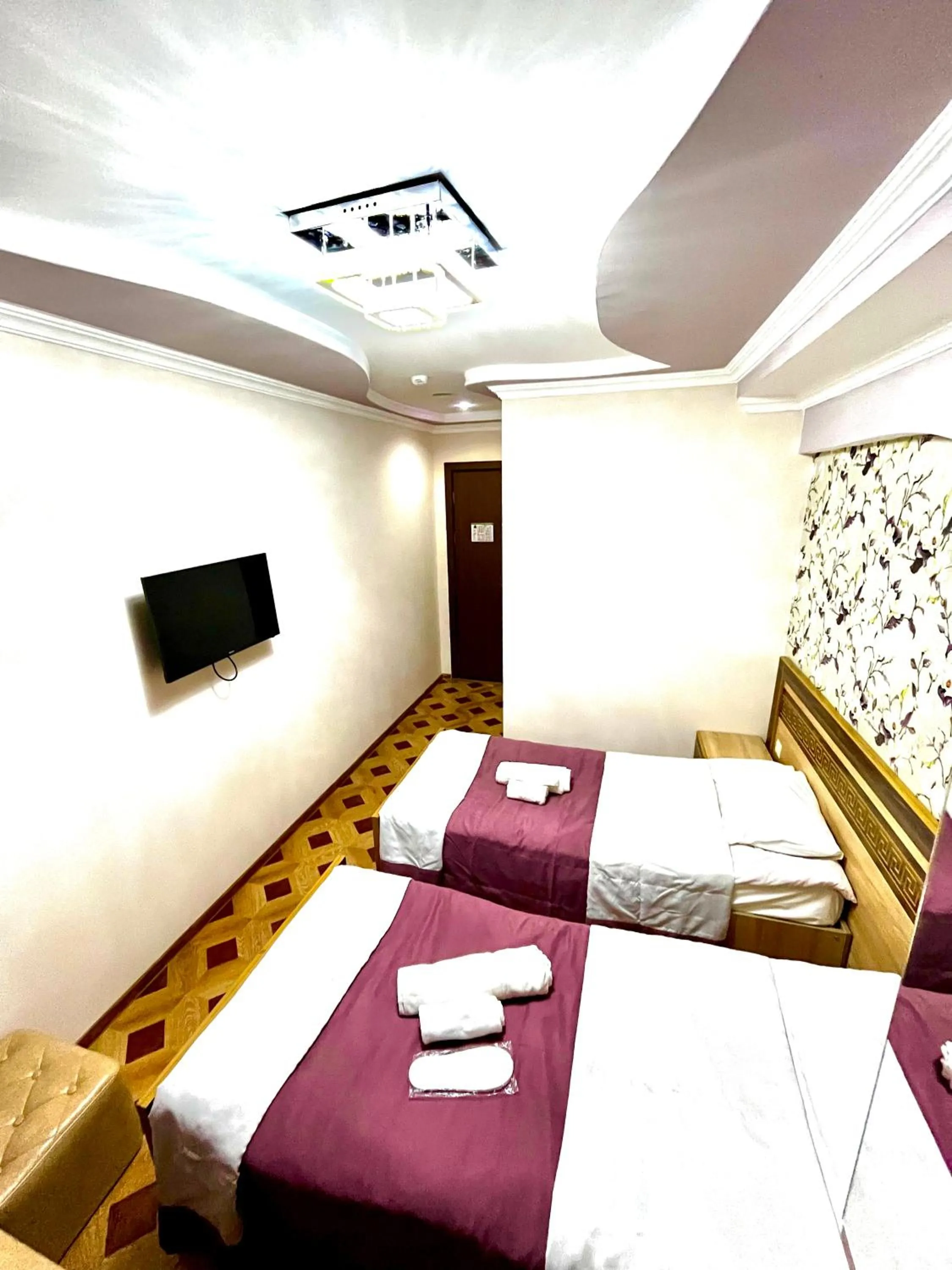 Communal lounge/ TV room, Bed in Georgian Palace Hotel