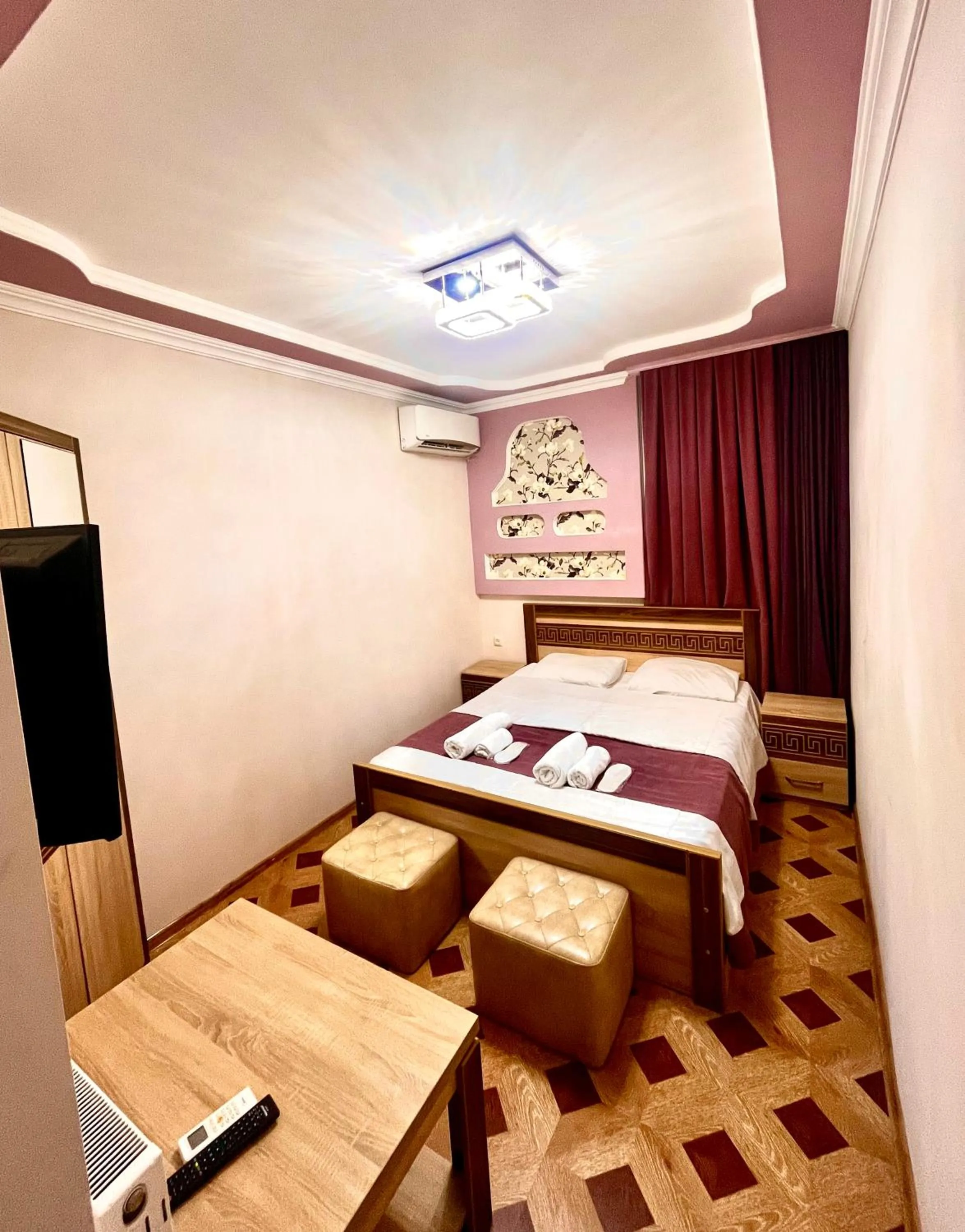 Shower, Bed in Georgian Palace Hotel