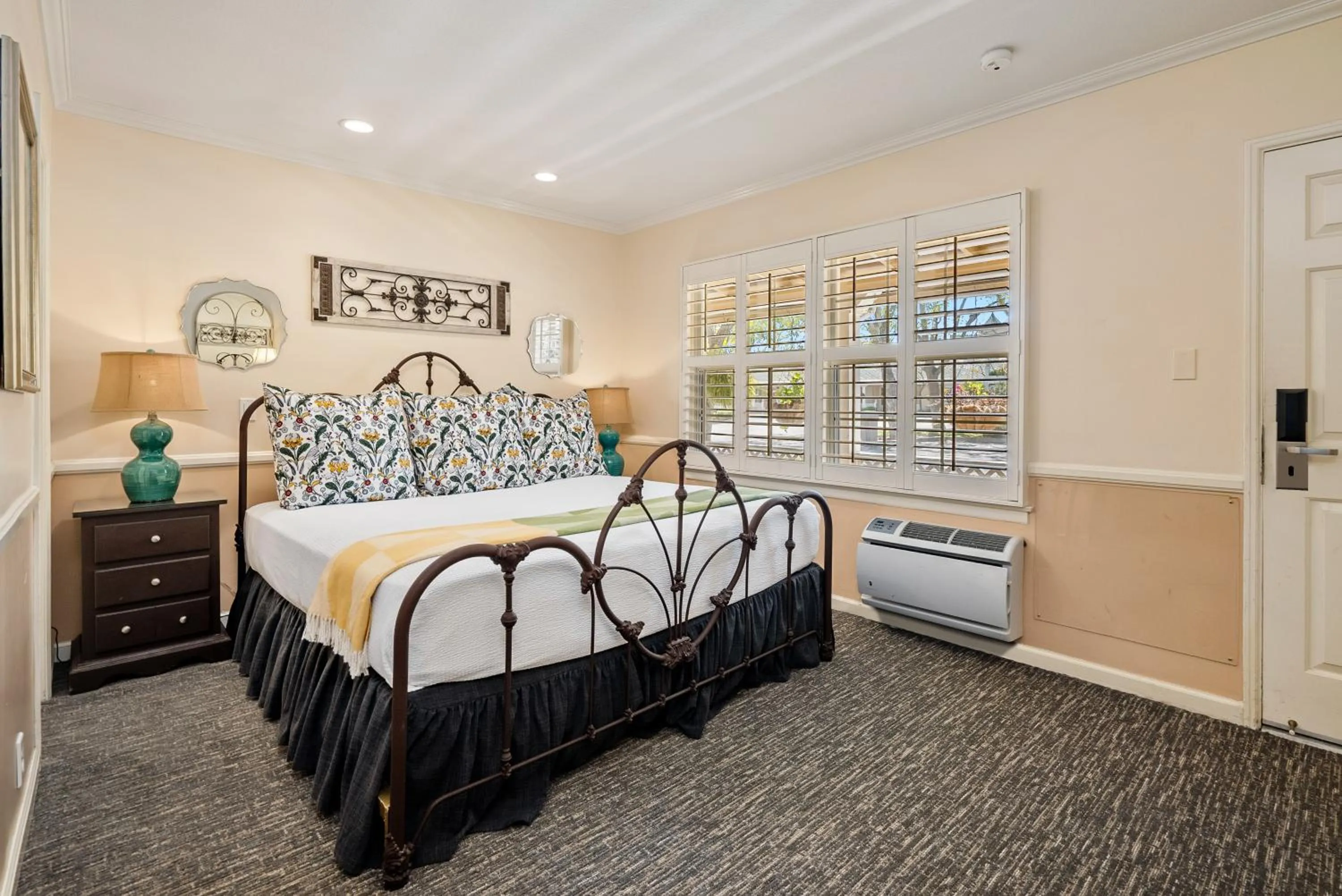 Bed in Apple Farm Inn