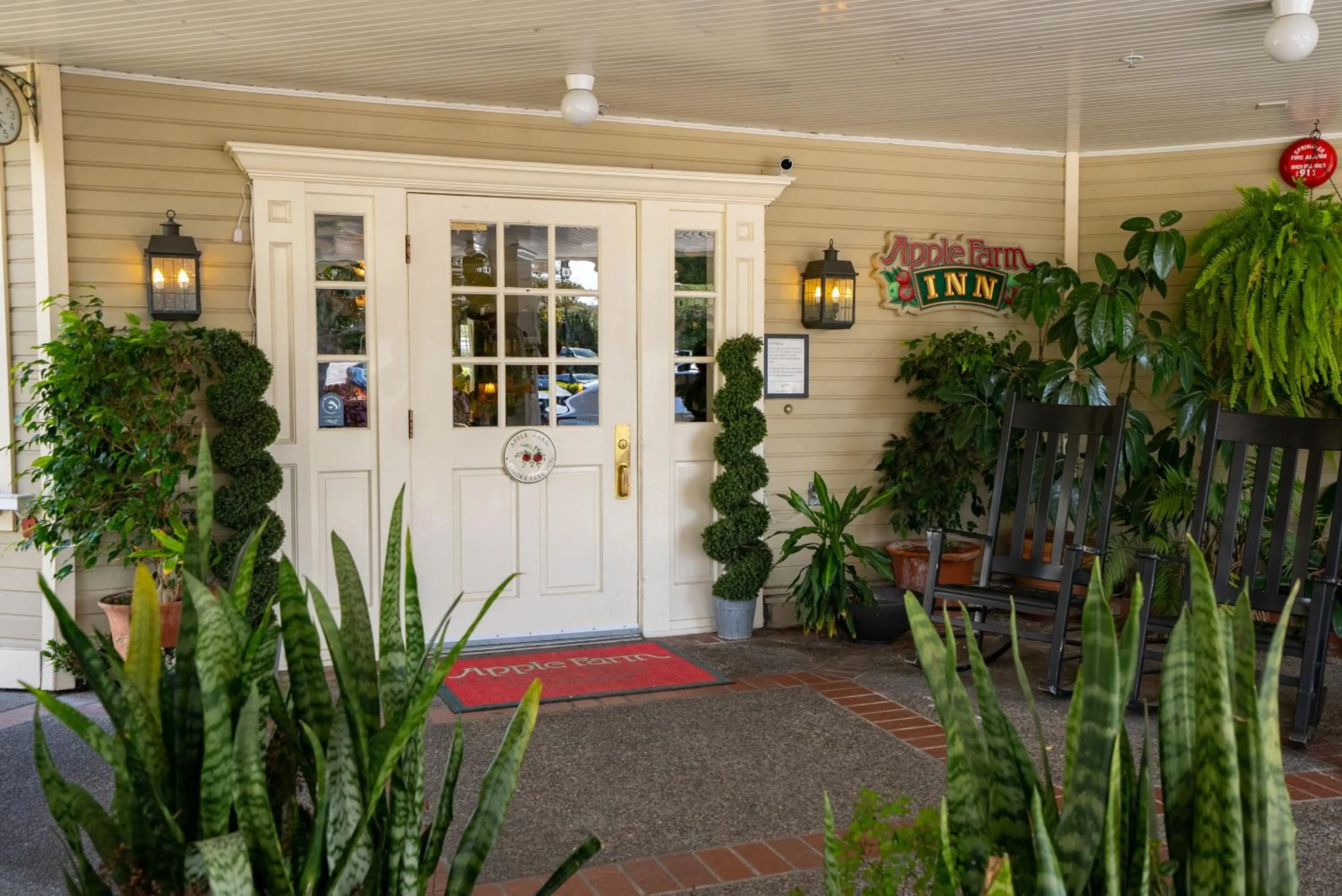 Facade/entrance in Apple Farm Inn