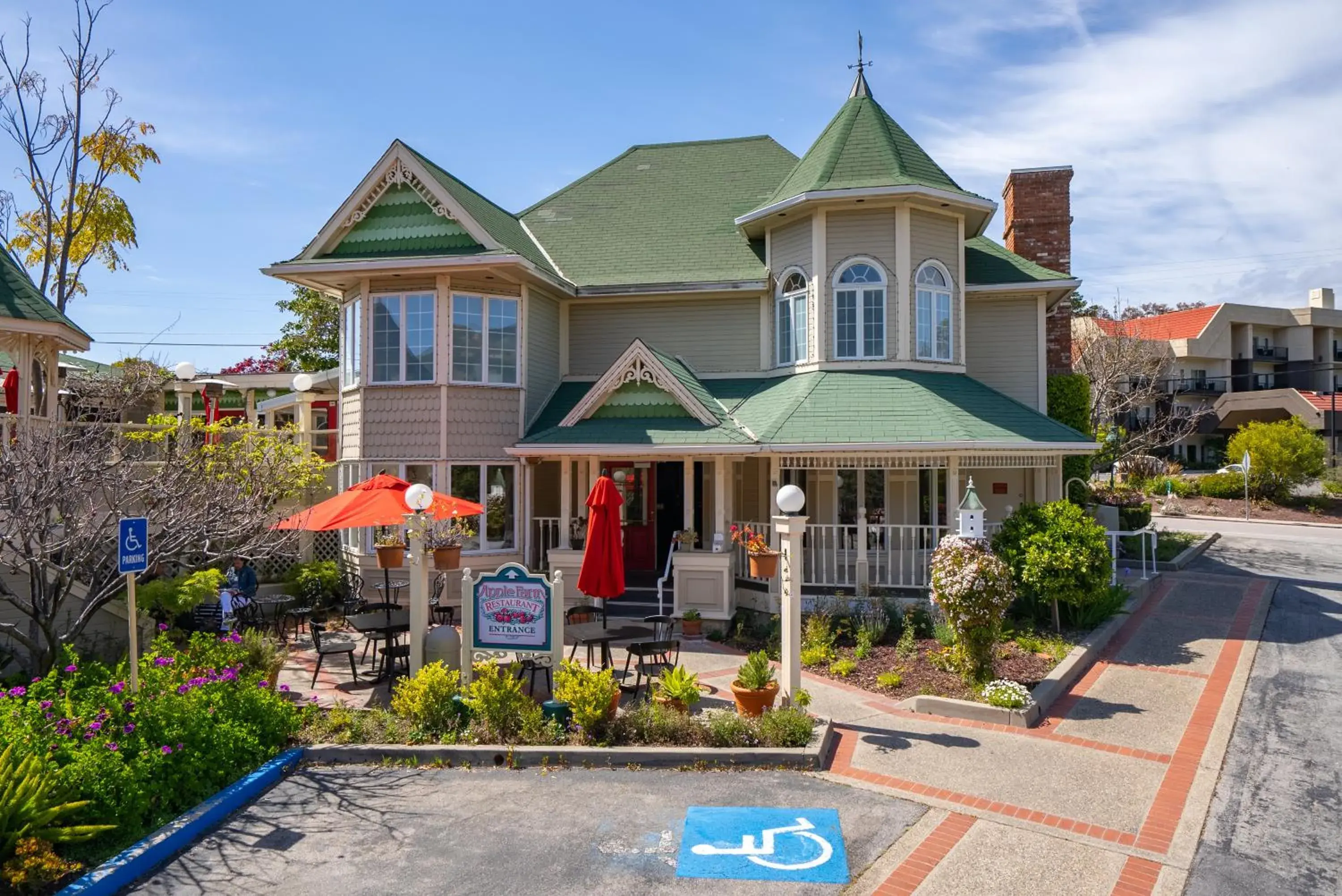 Property building in Apple Farm Inn Property building in Apple Farm Inn