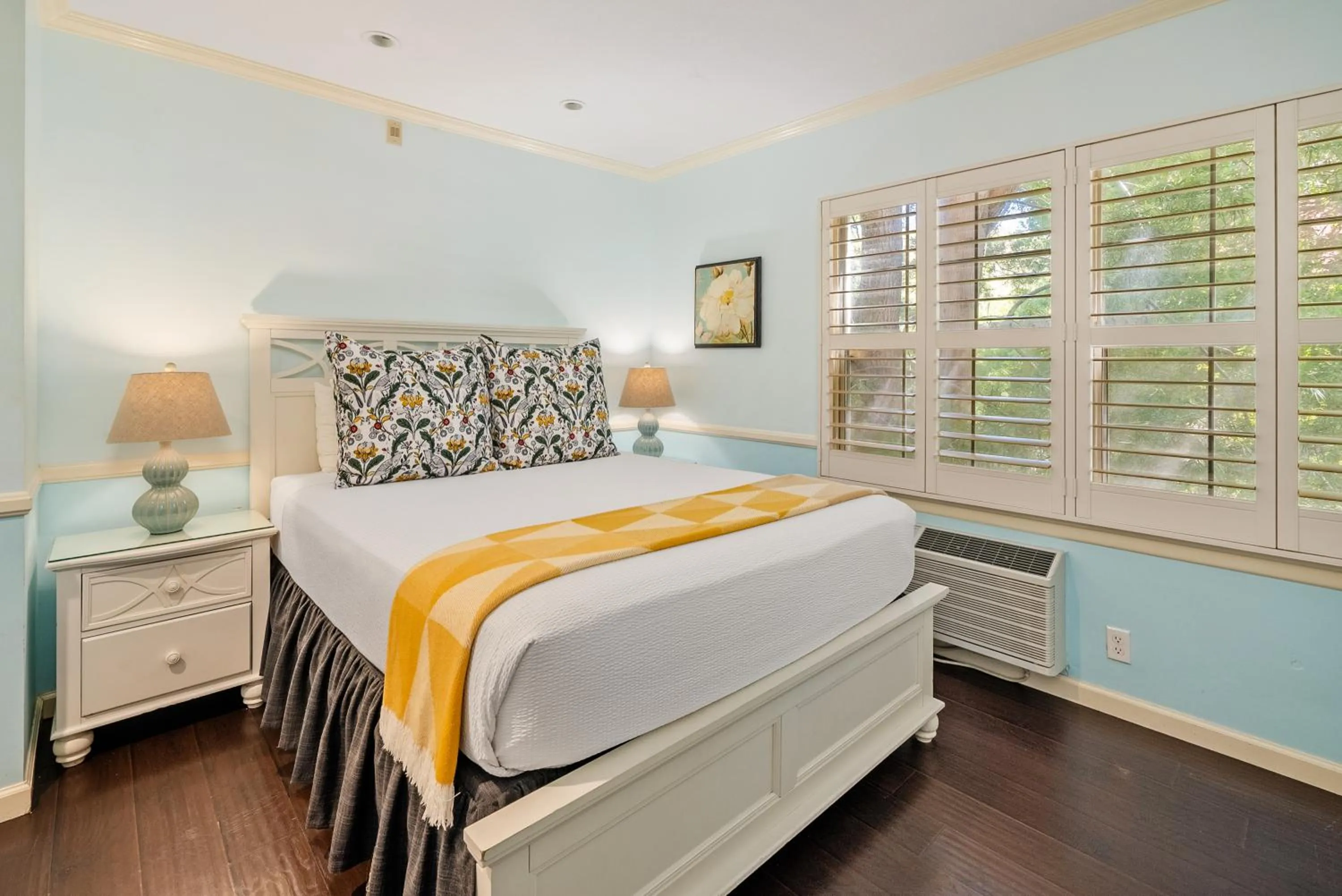 Bed in Apple Farm Inn