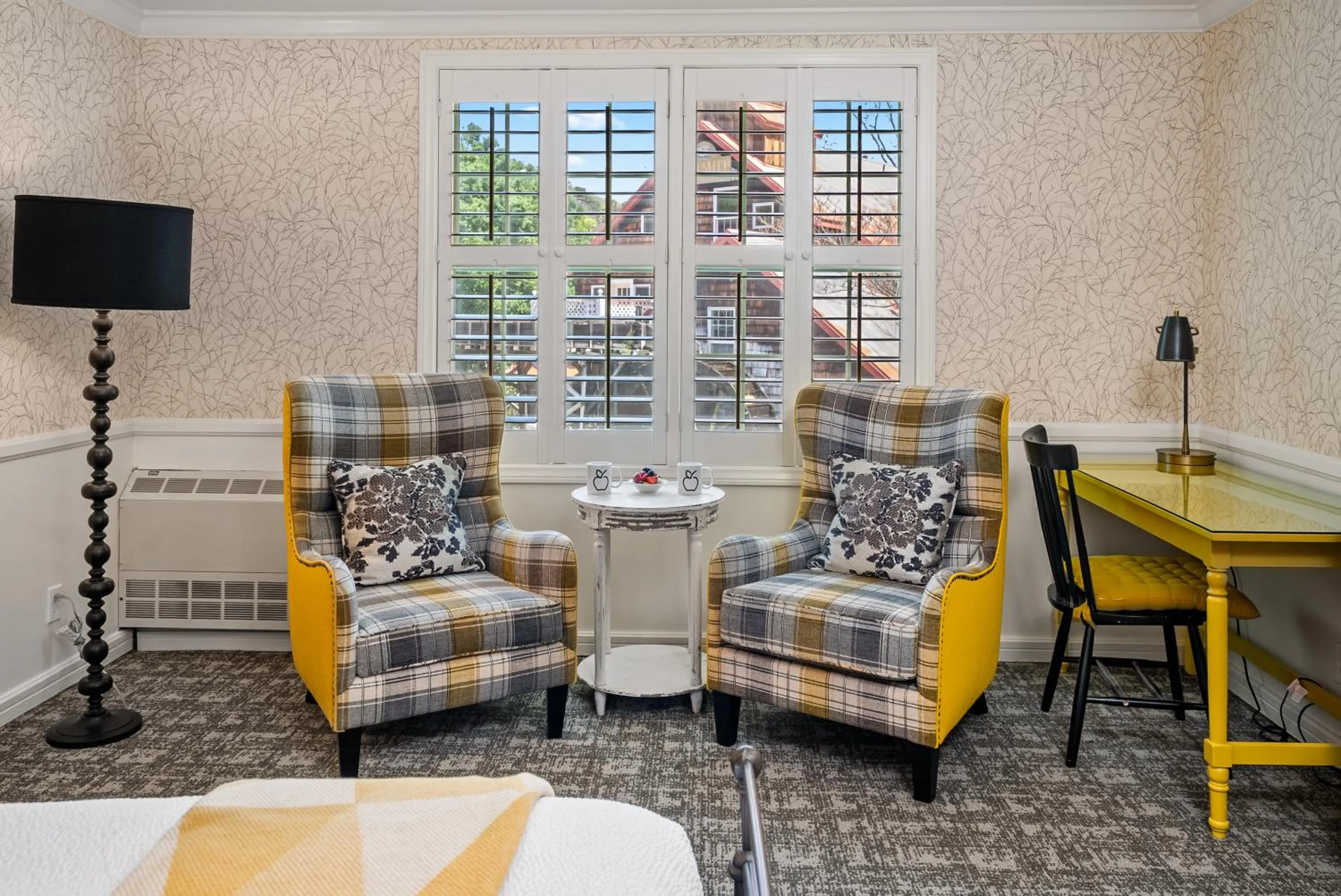 Seating area, Bed in Apple Farm Inn