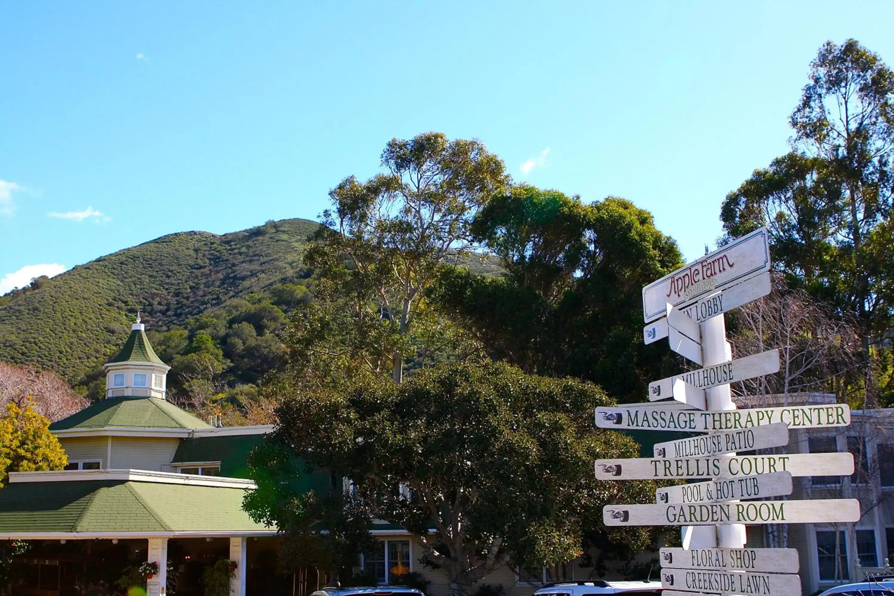 Facade/entrance in Apple Farm Inn Facade/entrance in Apple Farm Inn