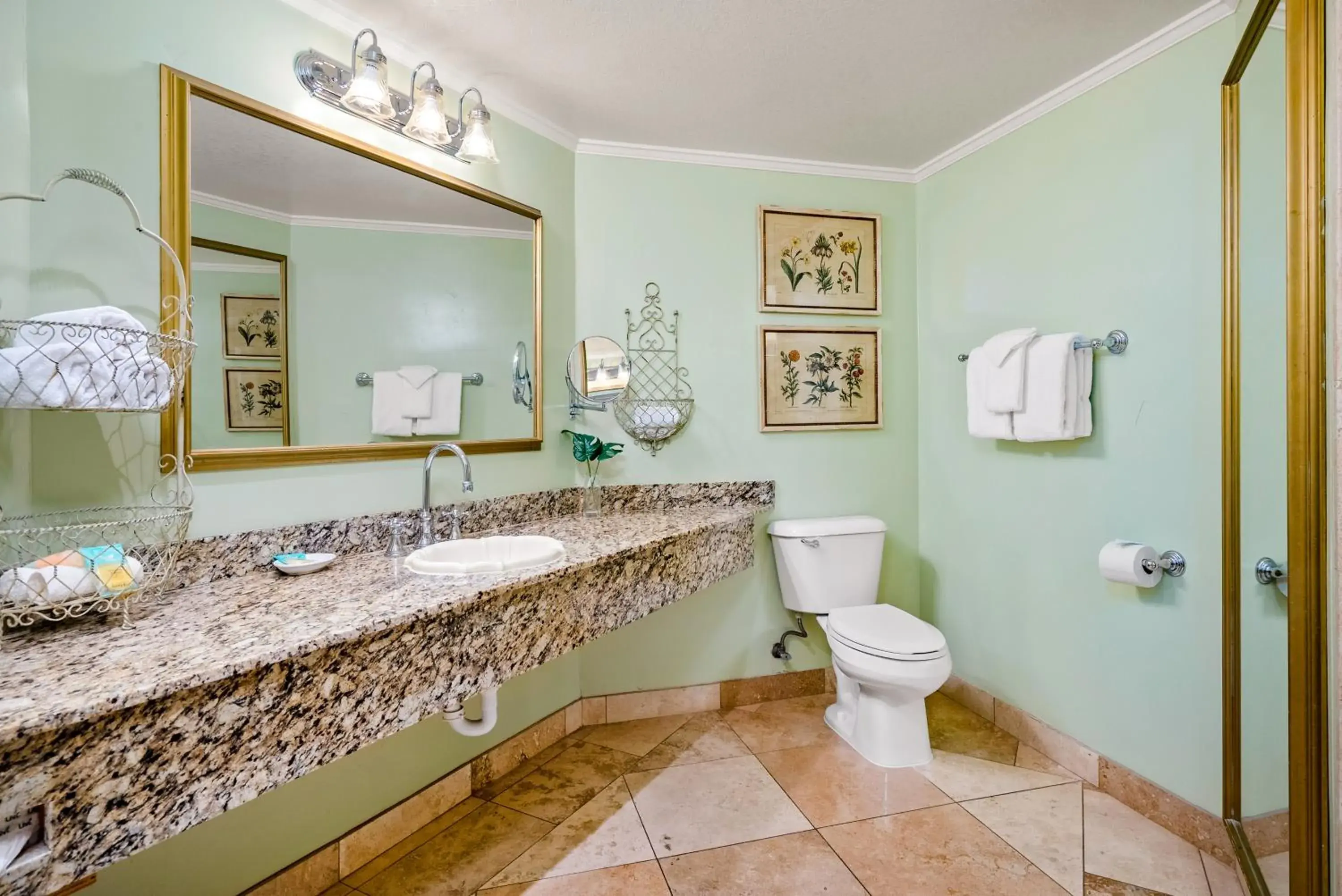 Bathroom in Apple Farm Inn Bathroom in Apple Farm Inn