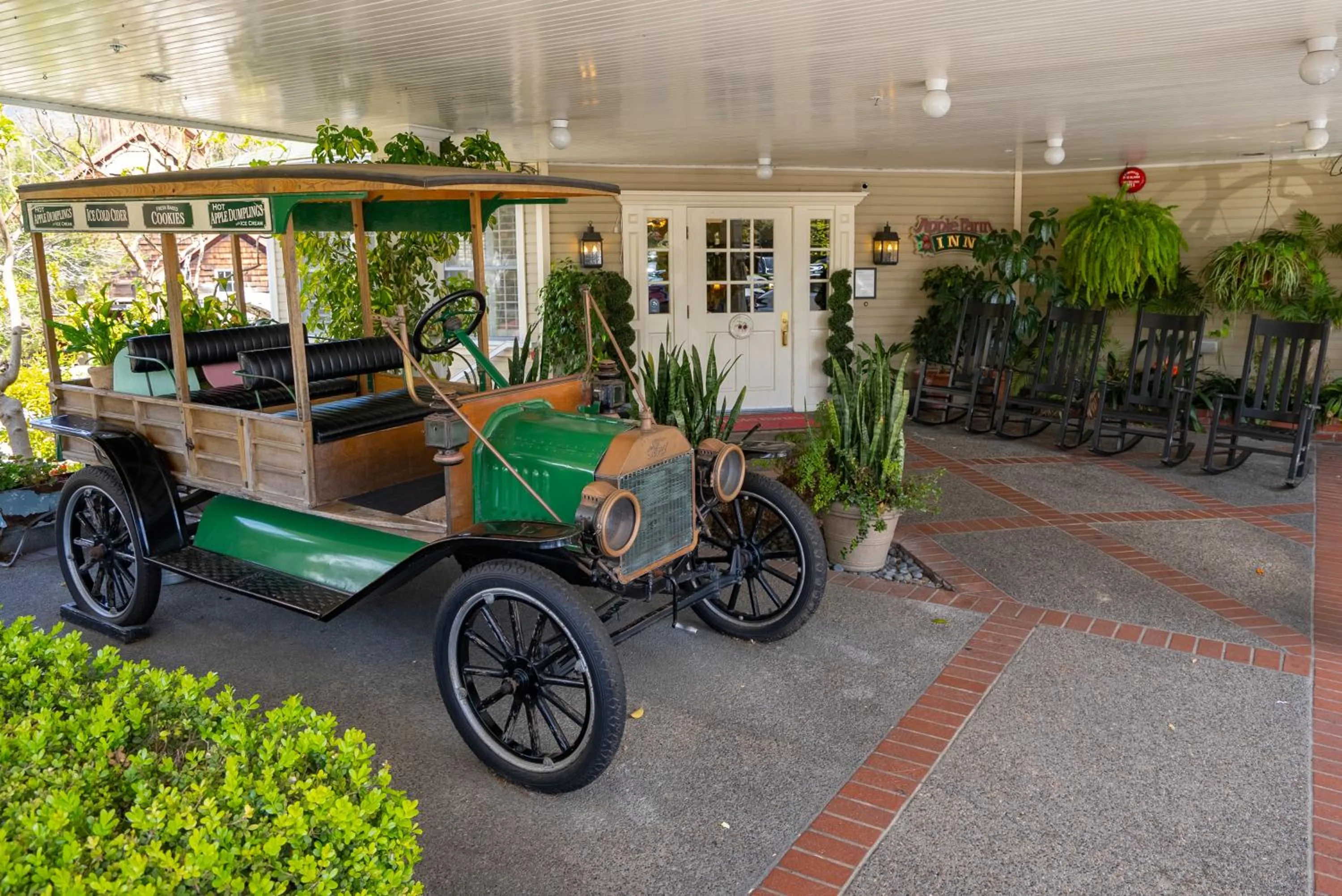 Facade/entrance in Apple Farm Inn