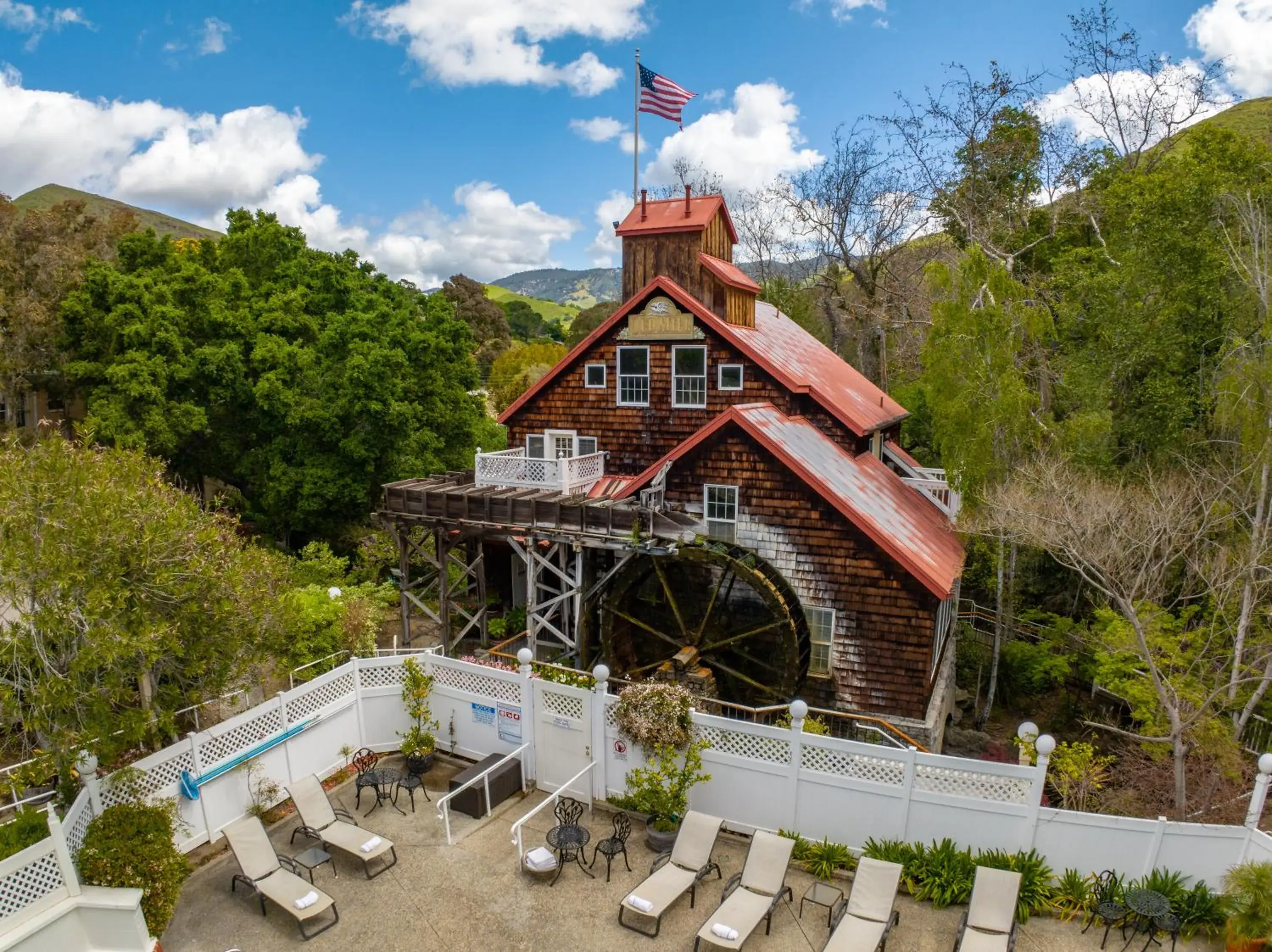 Property building in Apple Farm Inn Property building in Apple Farm Inn