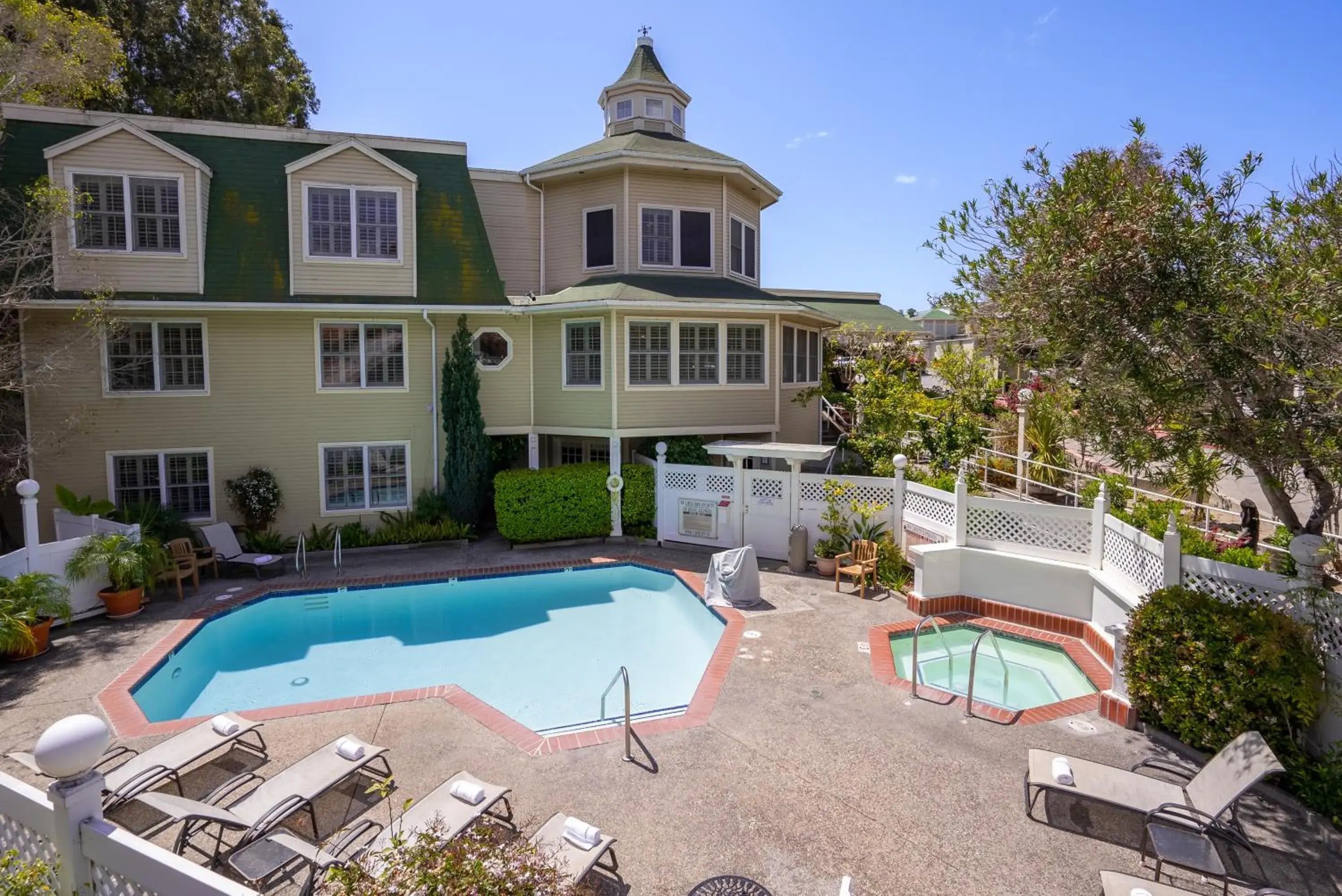 Swimming pool in Apple Farm Inn Swimming pool in Apple Farm Inn