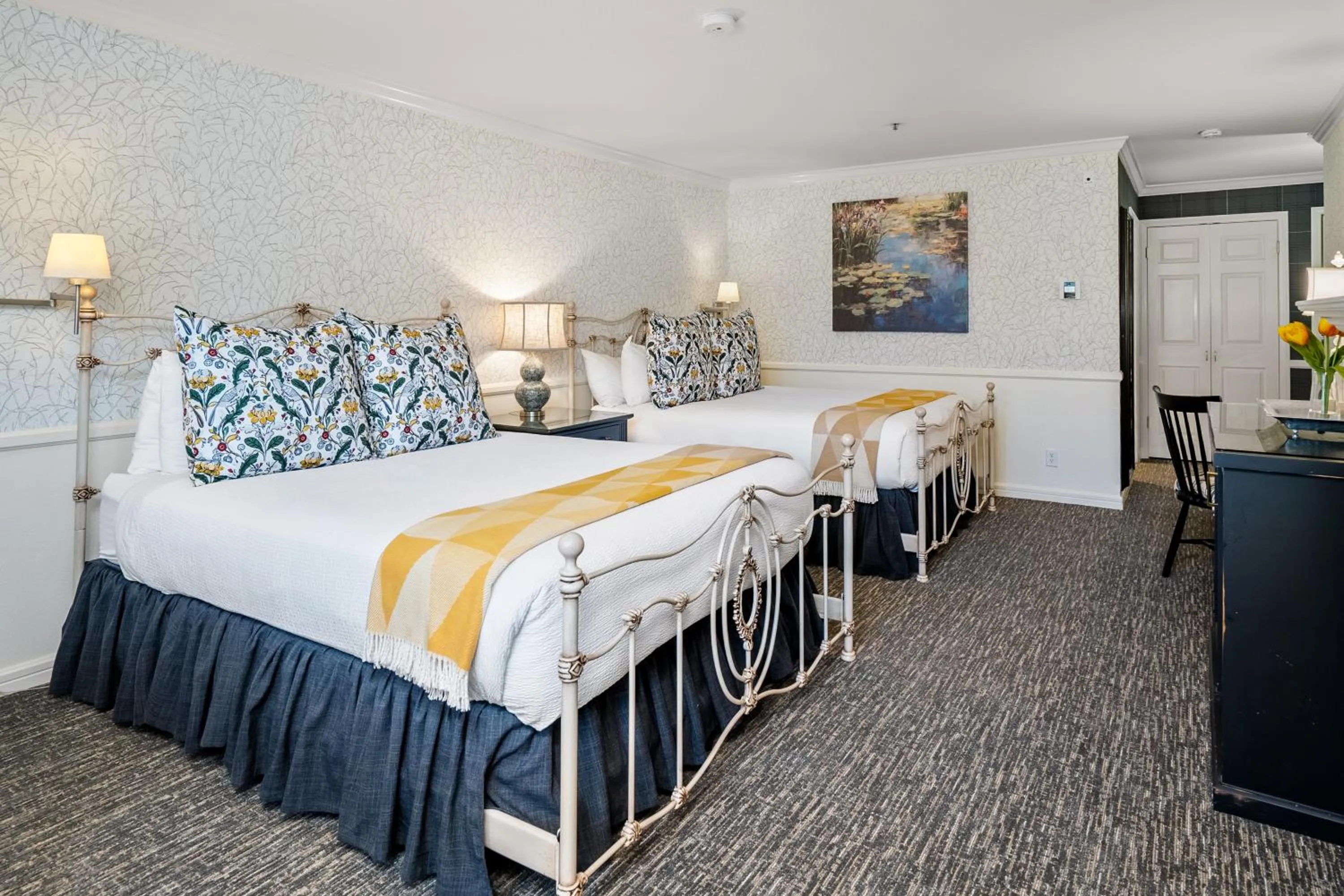 Bed in Apple Farm Inn