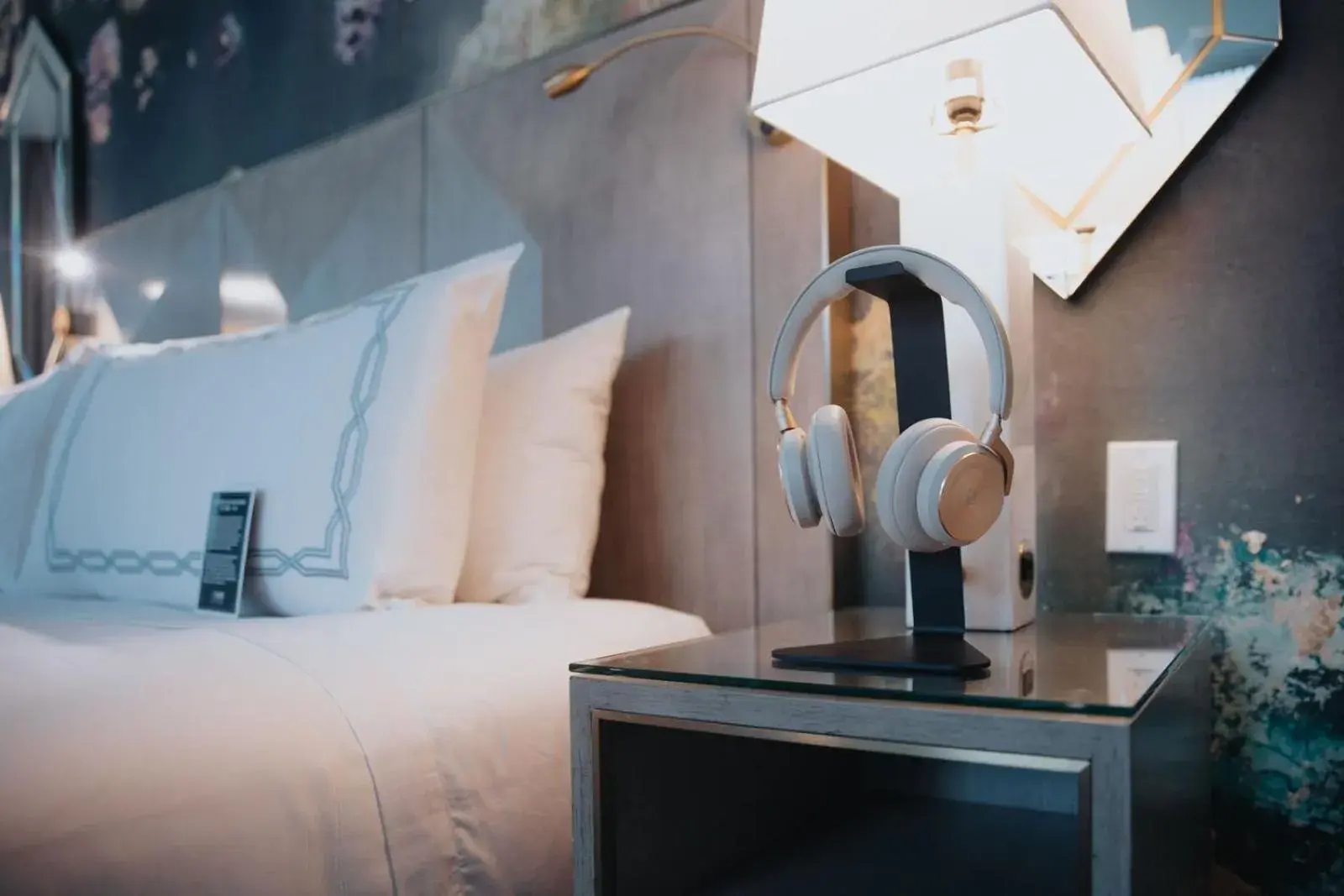 Superior King Room with Sofa Bed - Dividend Floor in EXchange Hotel Vancouver Superior King Room with Sofa Bed - Dividend Floor in EXchange Hotel Vancouver