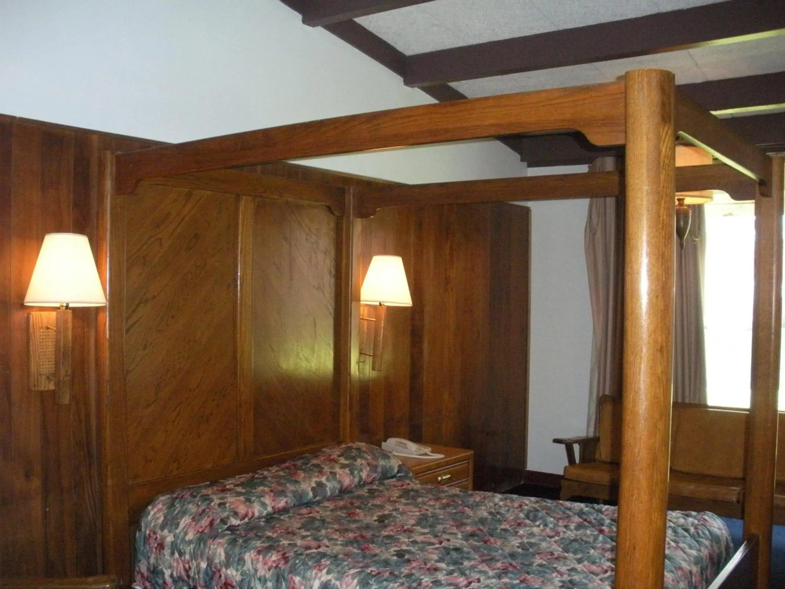 Bed in Kings Inn Cleveland