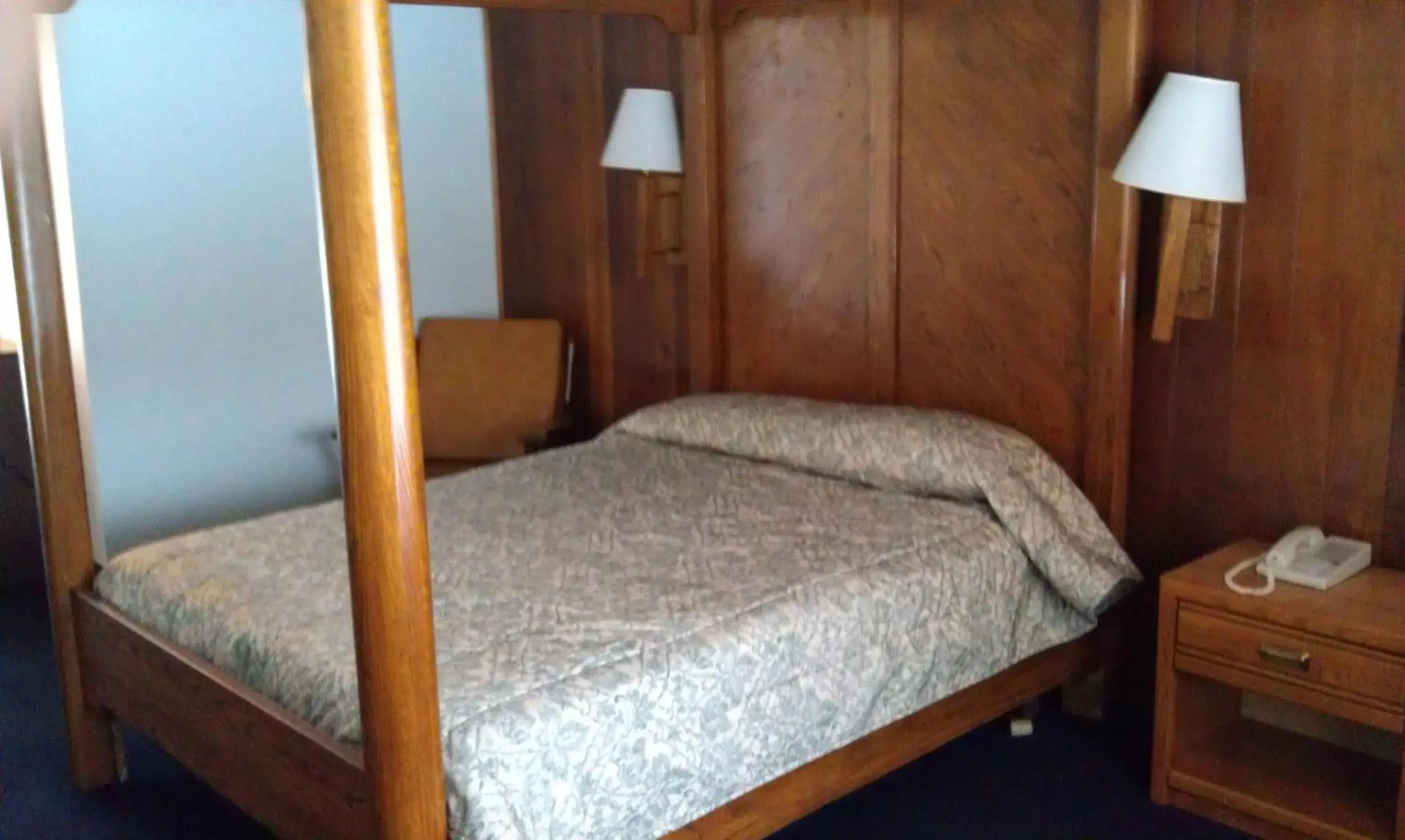 Bed in Kings Inn Cleveland