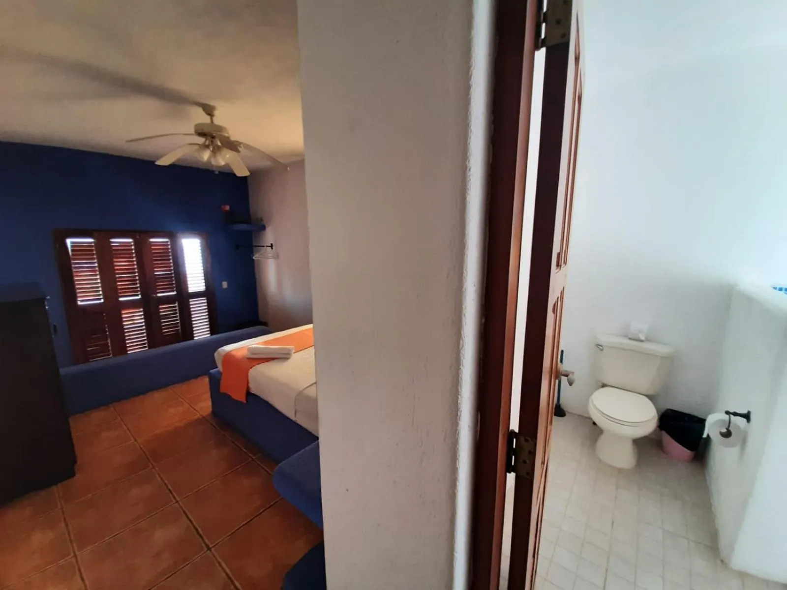 Bathroom, Bed in El Jardin