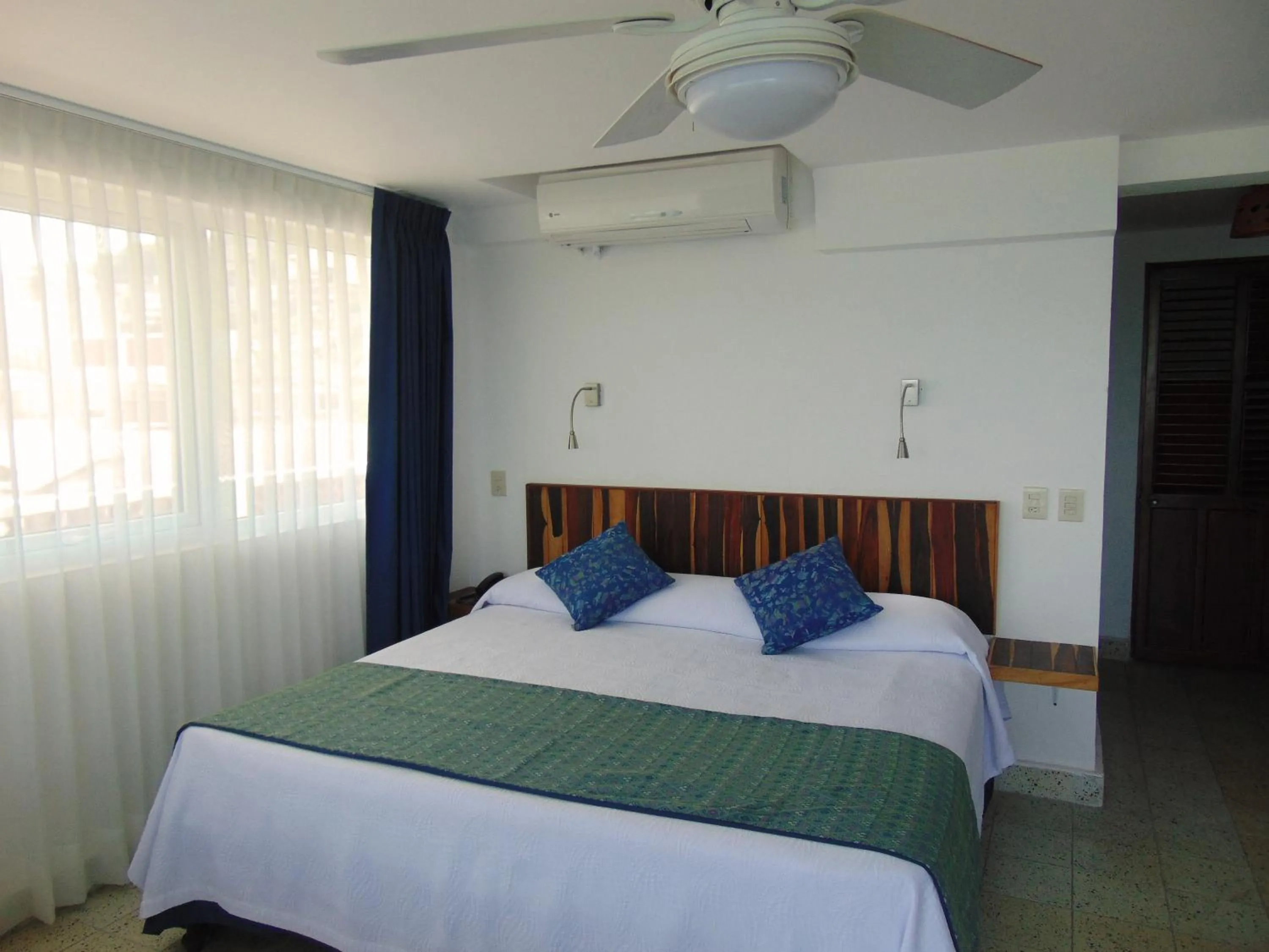 Property building, Bed in Hotel Rosita