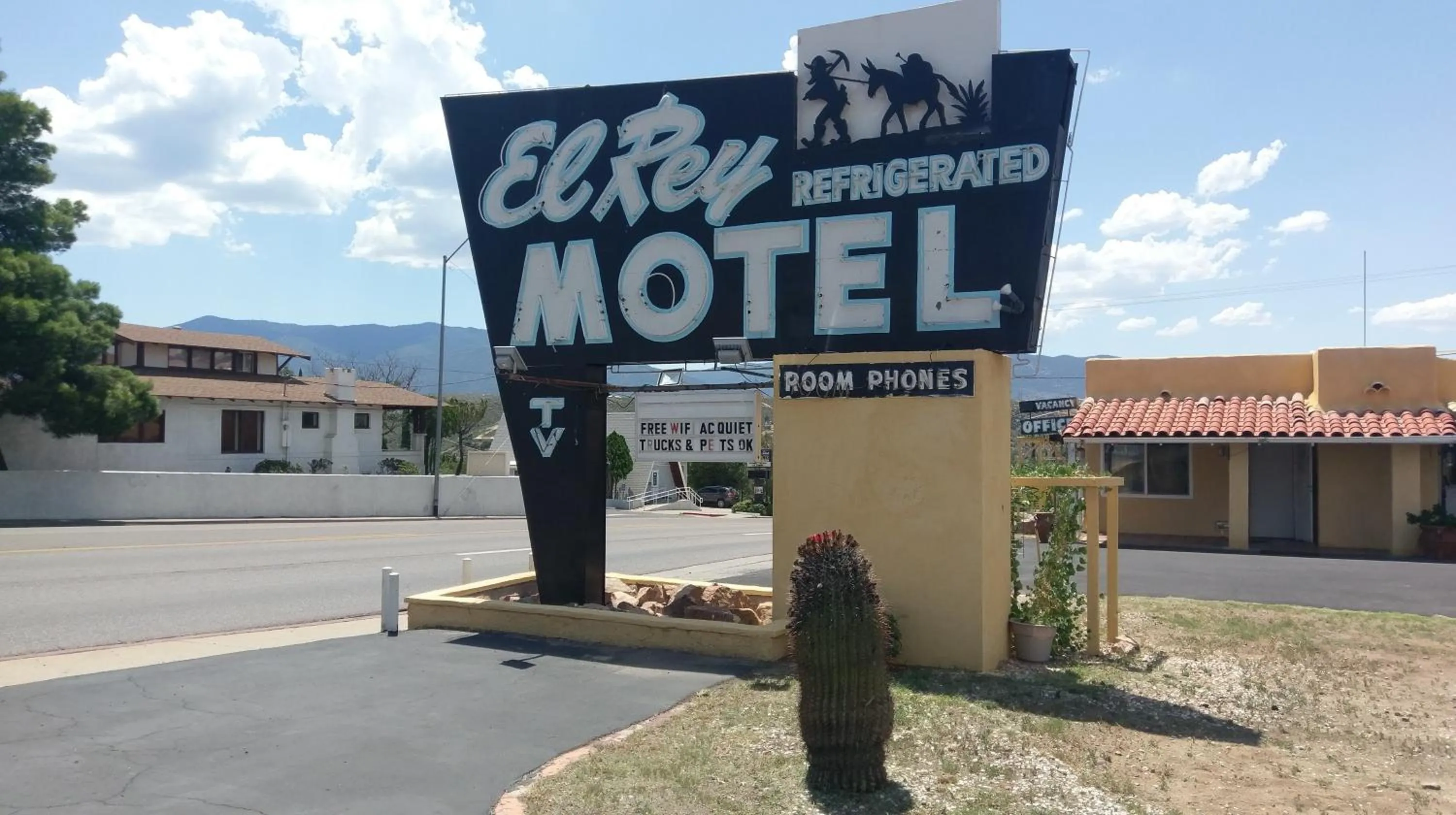 Property building in El Rey Motel