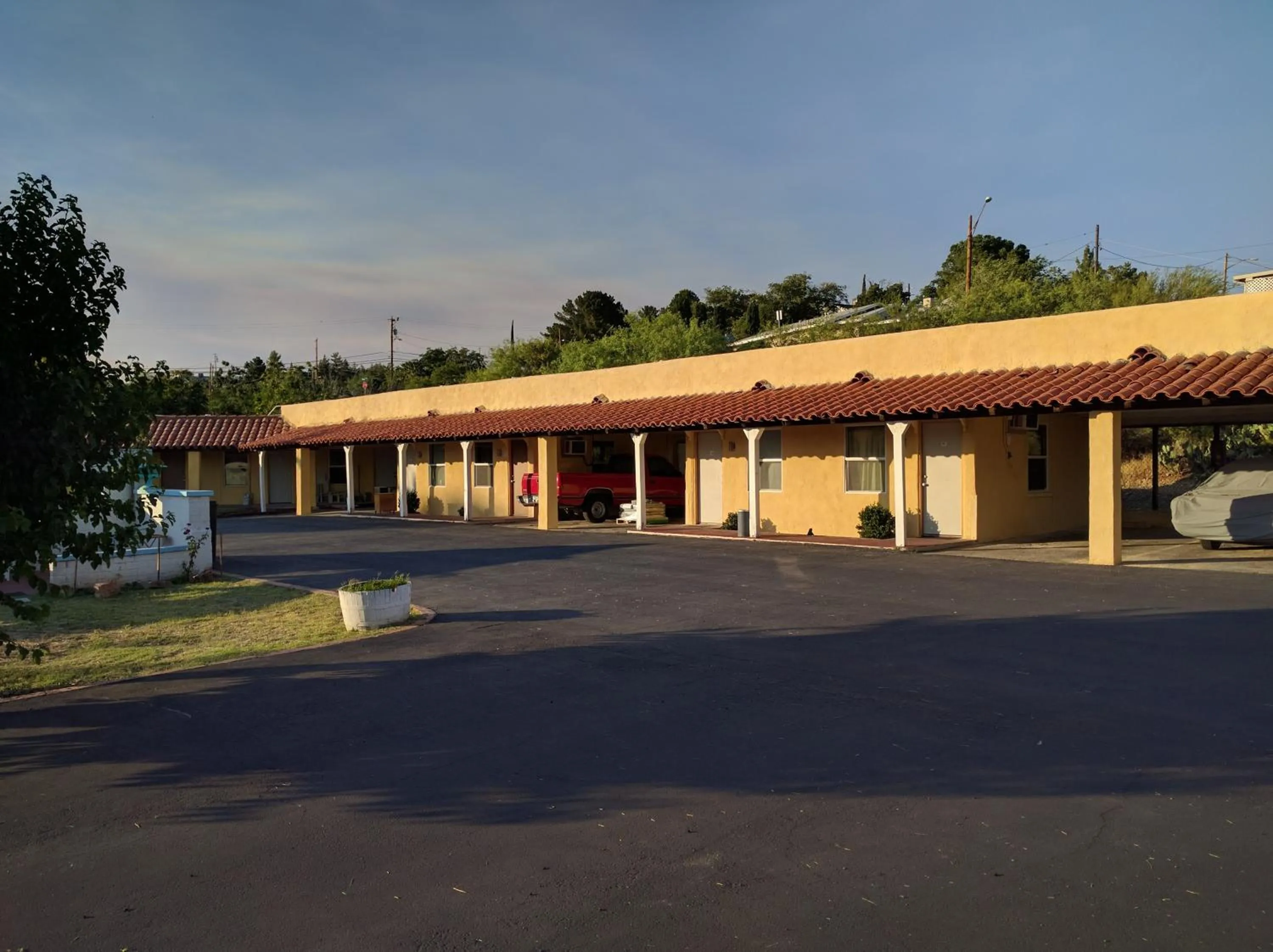 Area and facilities in El Rey Motel