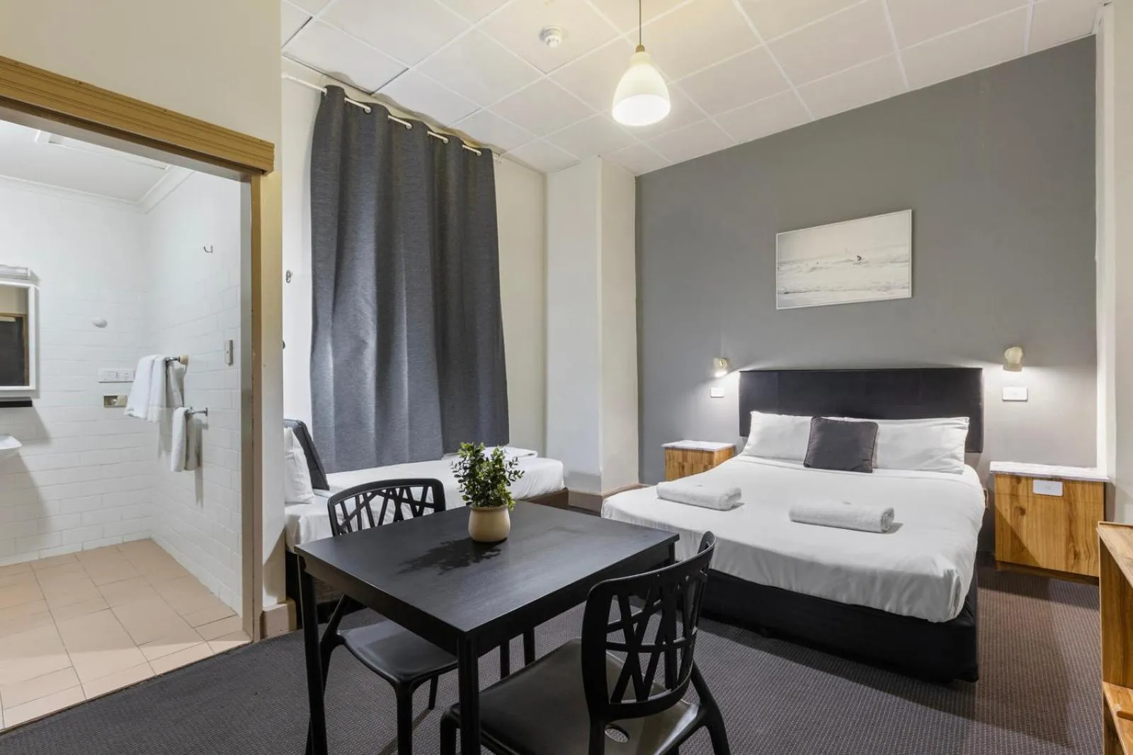 Photo of the whole room, Bed in Adelaide Paringa