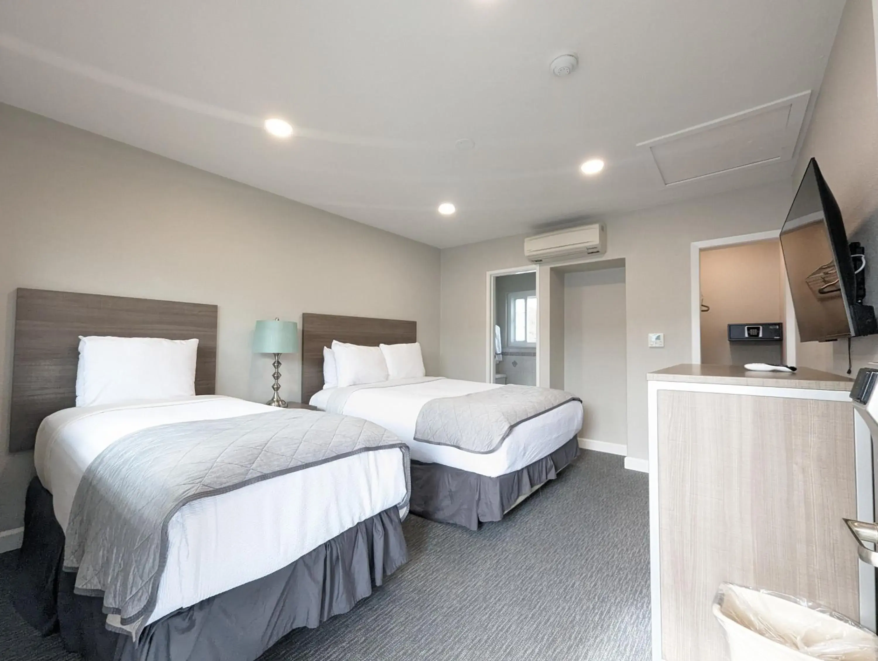 Bed in Ocean Park Inn Bed in Ocean Park Inn