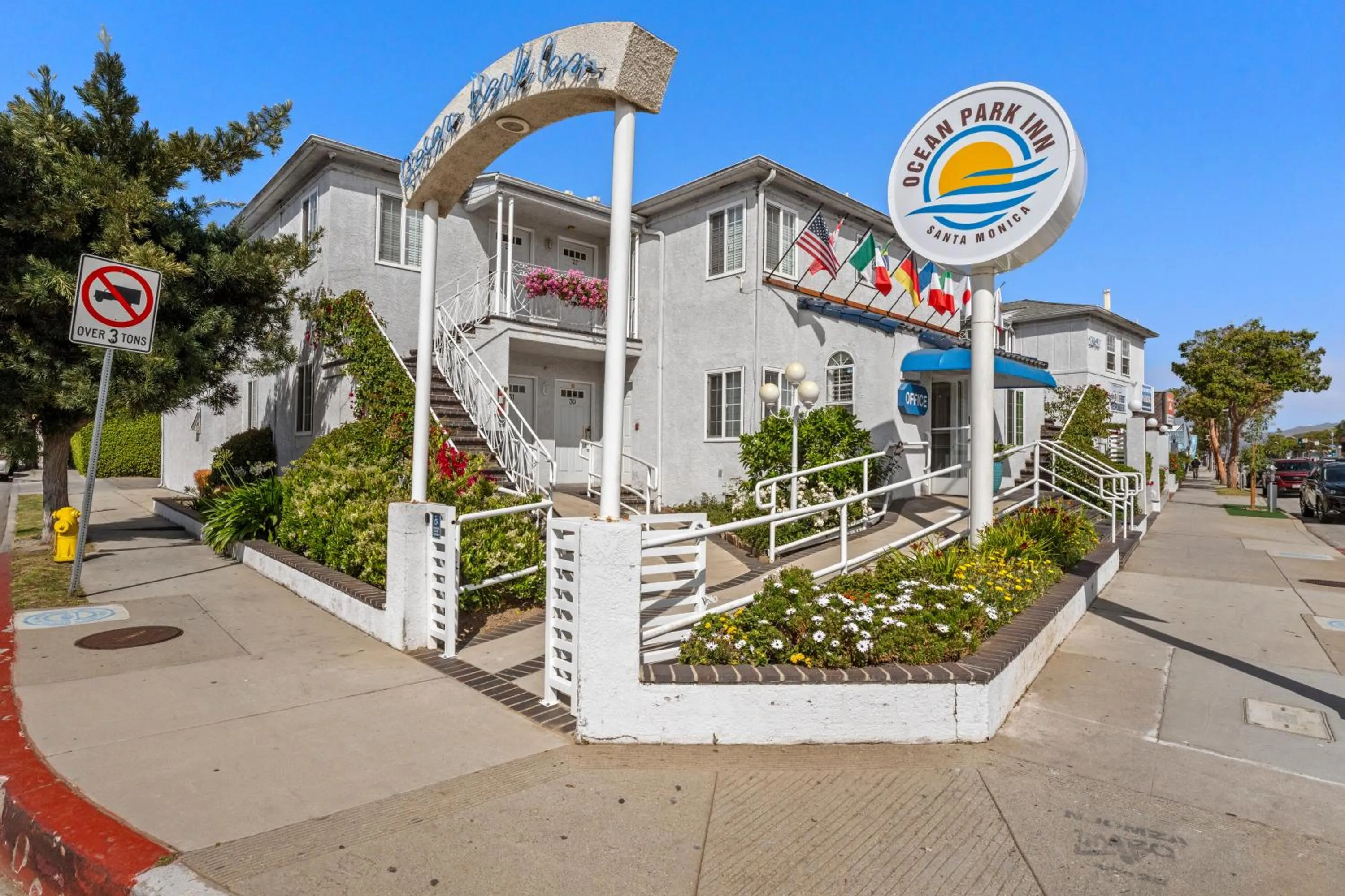 Property building in Ocean Park Inn